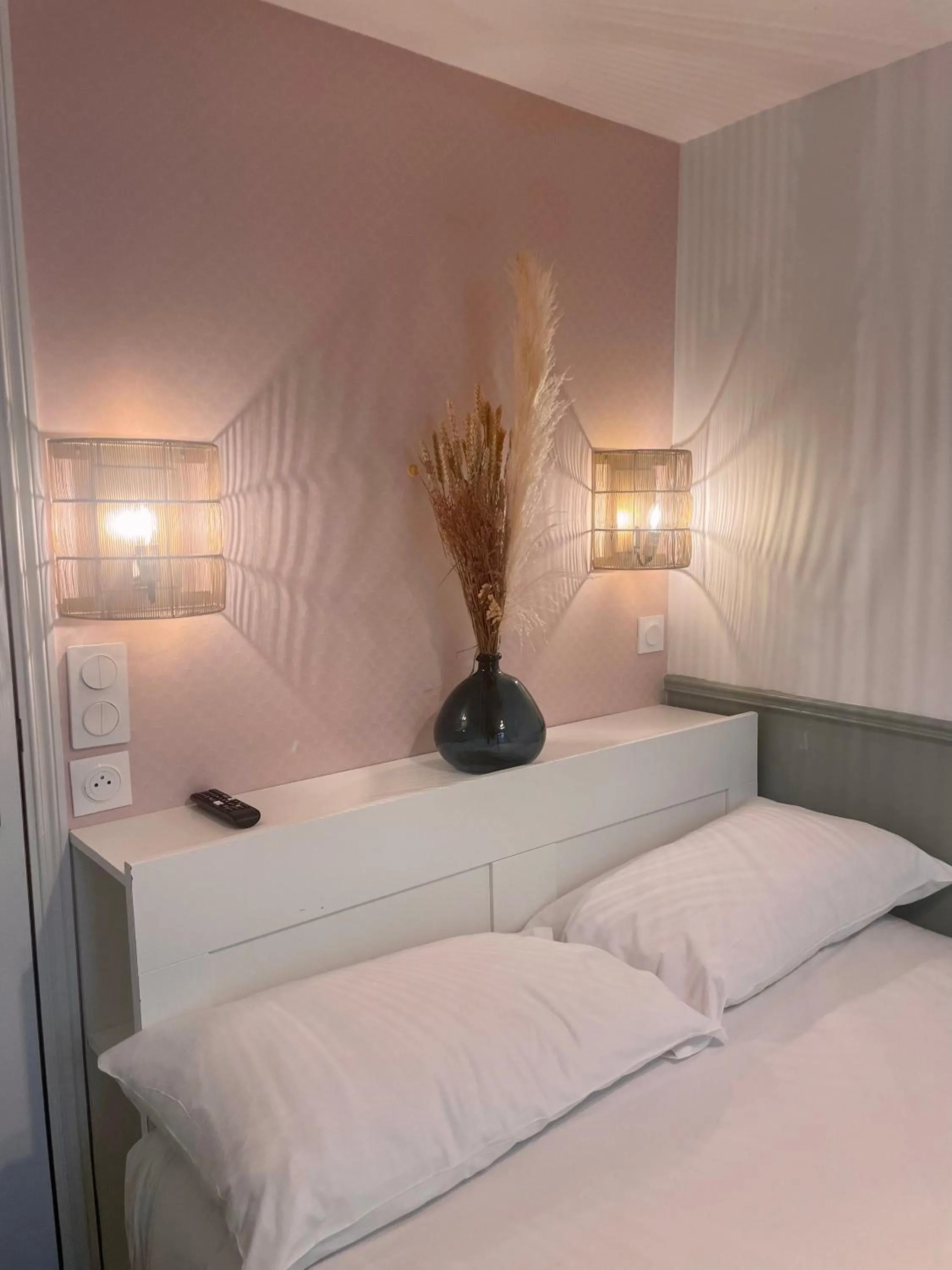 Photo of the whole room, Bed in District Nation