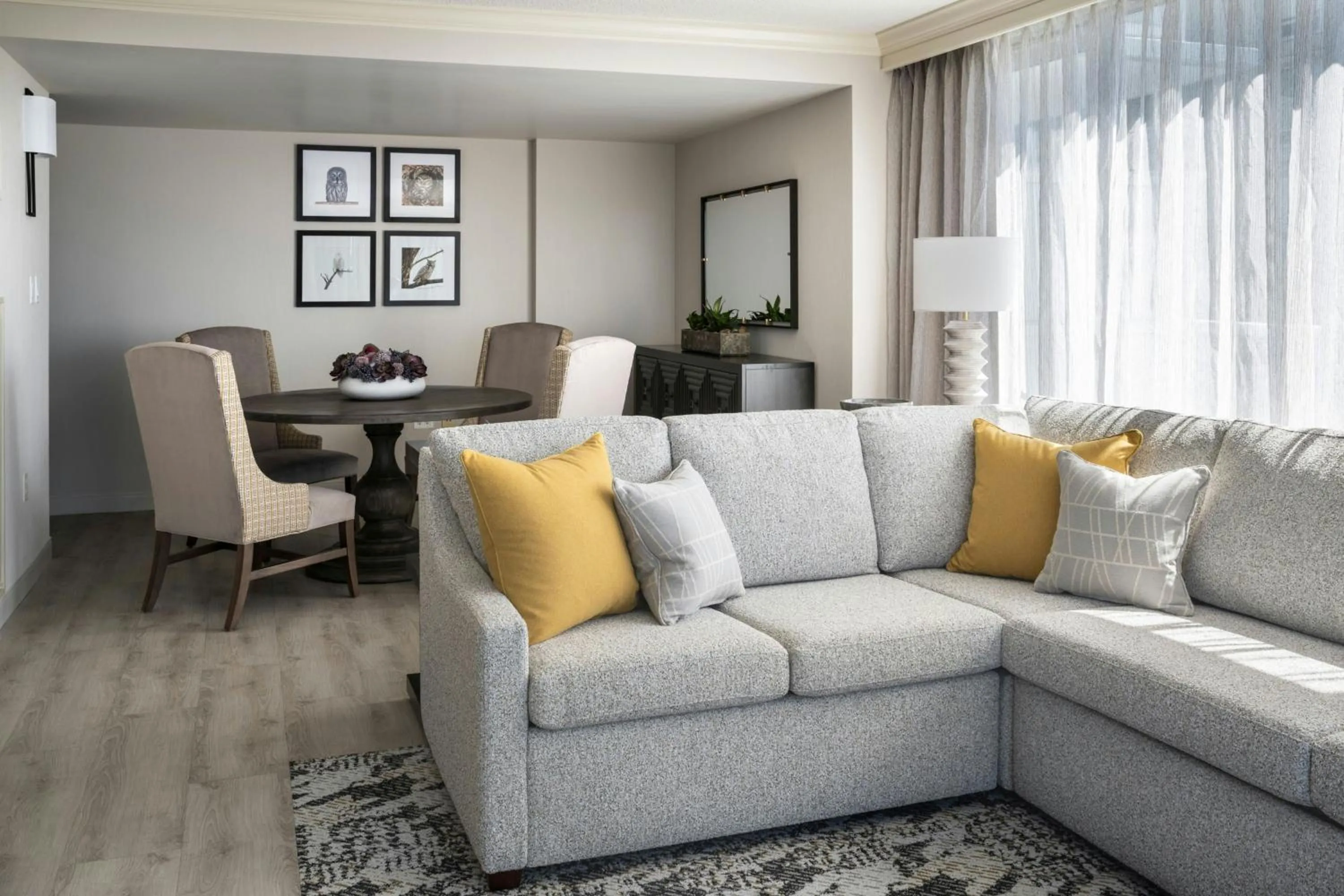 Living room in Victoria Marriott Inner Harbour