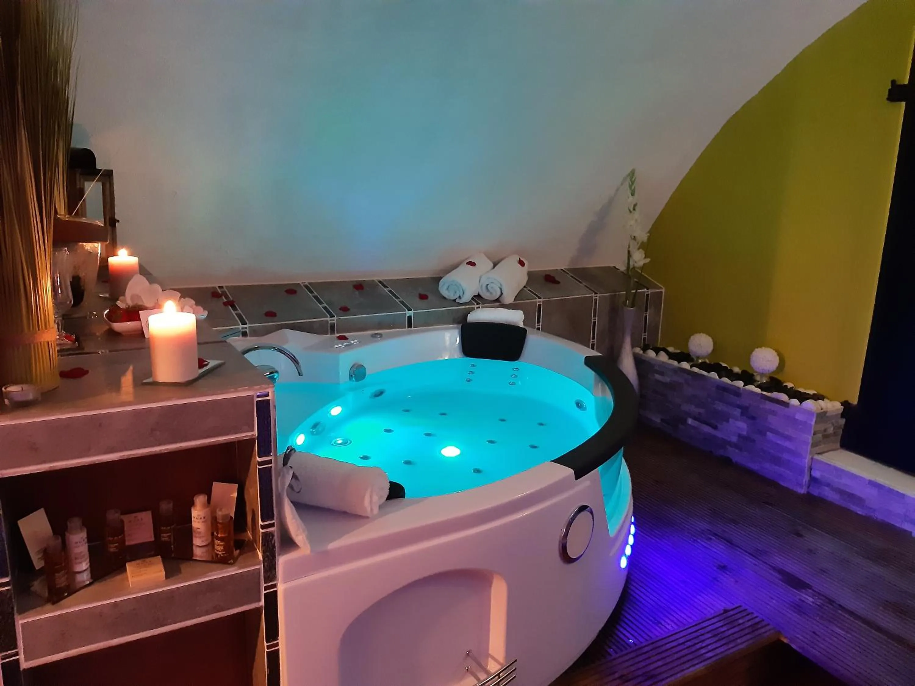 Hot Tub in Châtellerie De Schoebeque