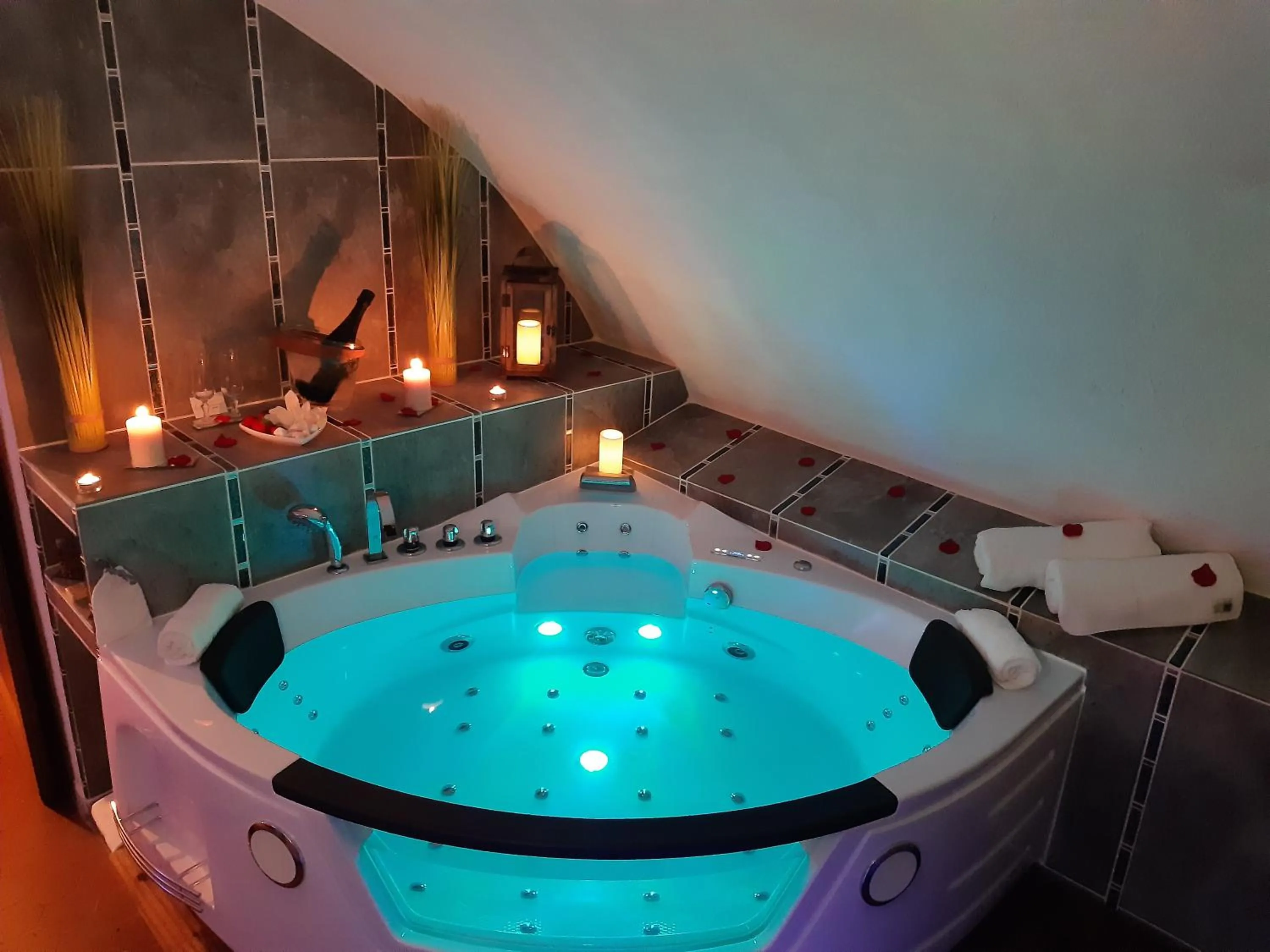 Hot Tub in Châtellerie De Schoebeque