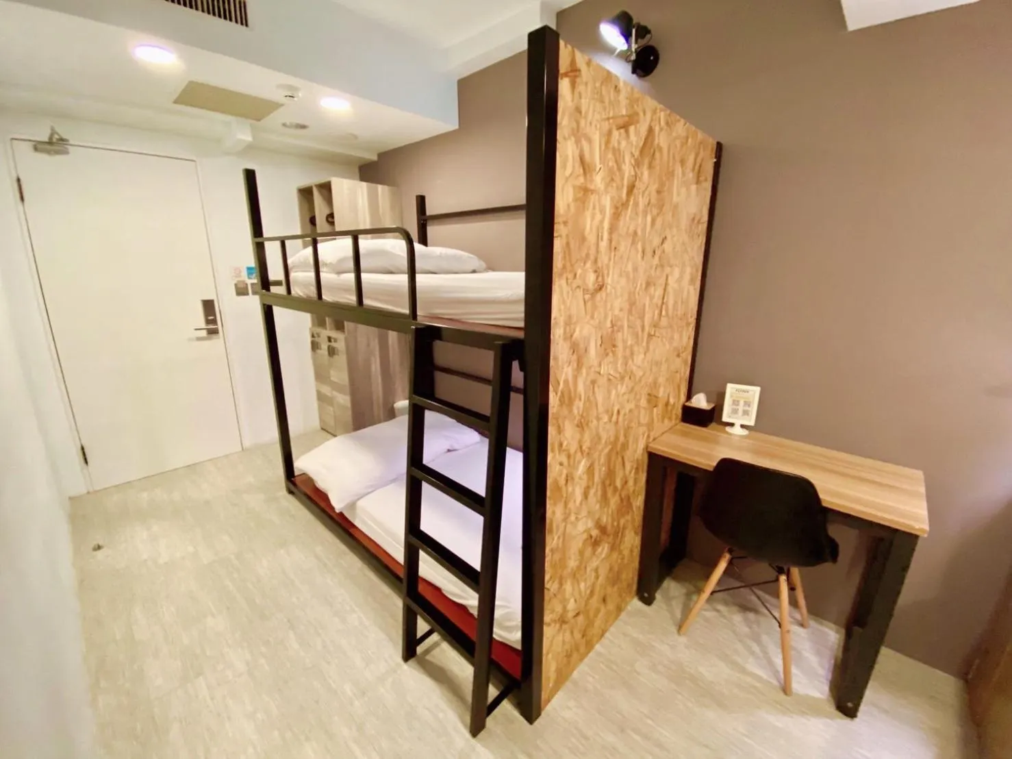 Photo of the whole room, Bed in Flyinn Hostel