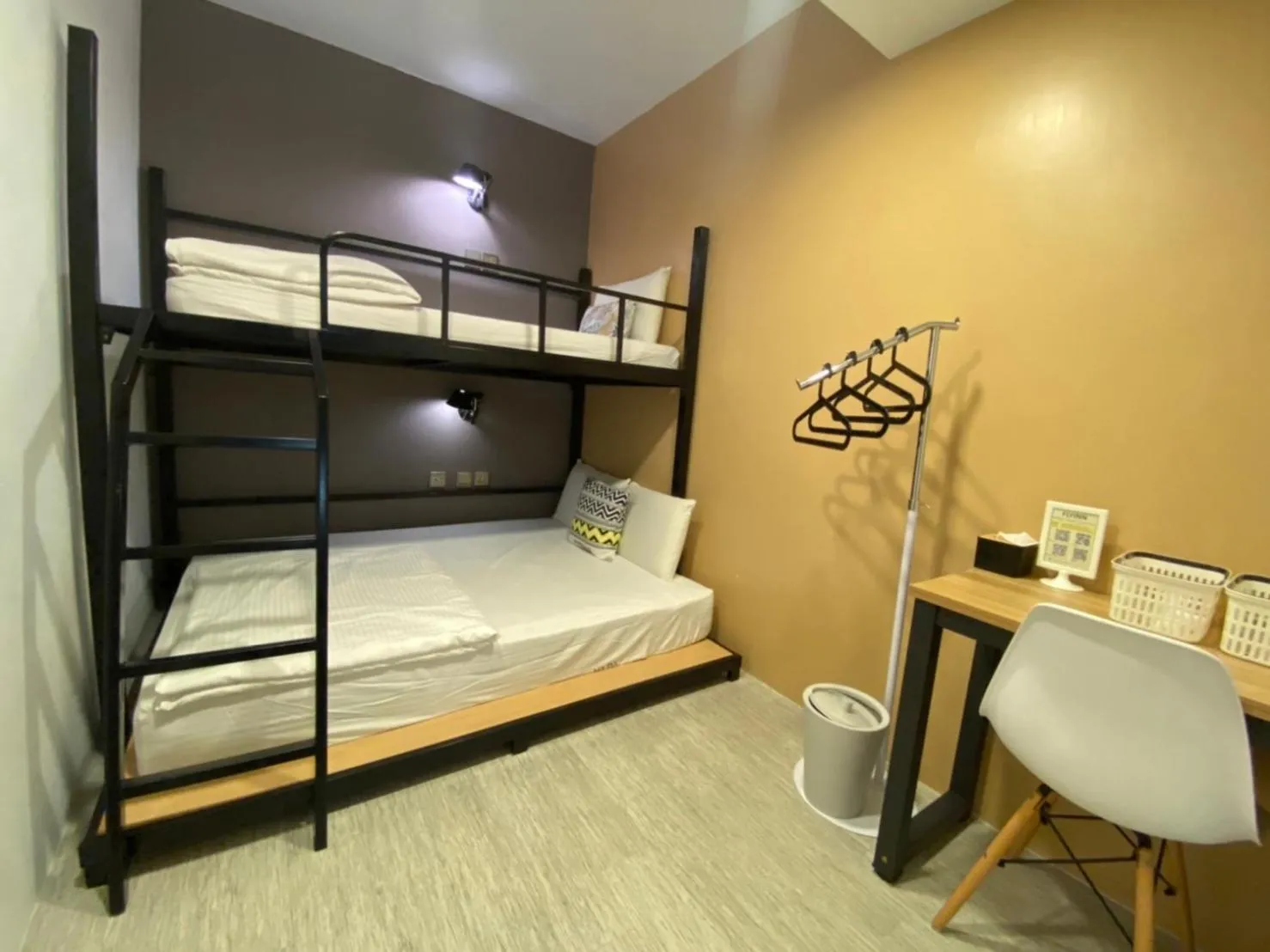 Photo of the whole room, Bed in Flyinn Hostel