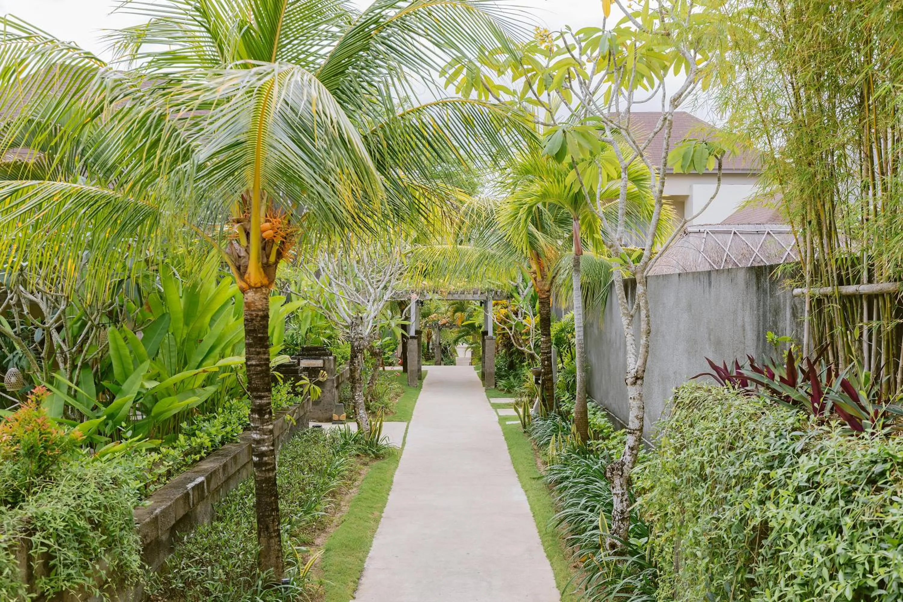 Garden in La Berceuse Resort and Villa Nusa Dua by Taritiya Collection