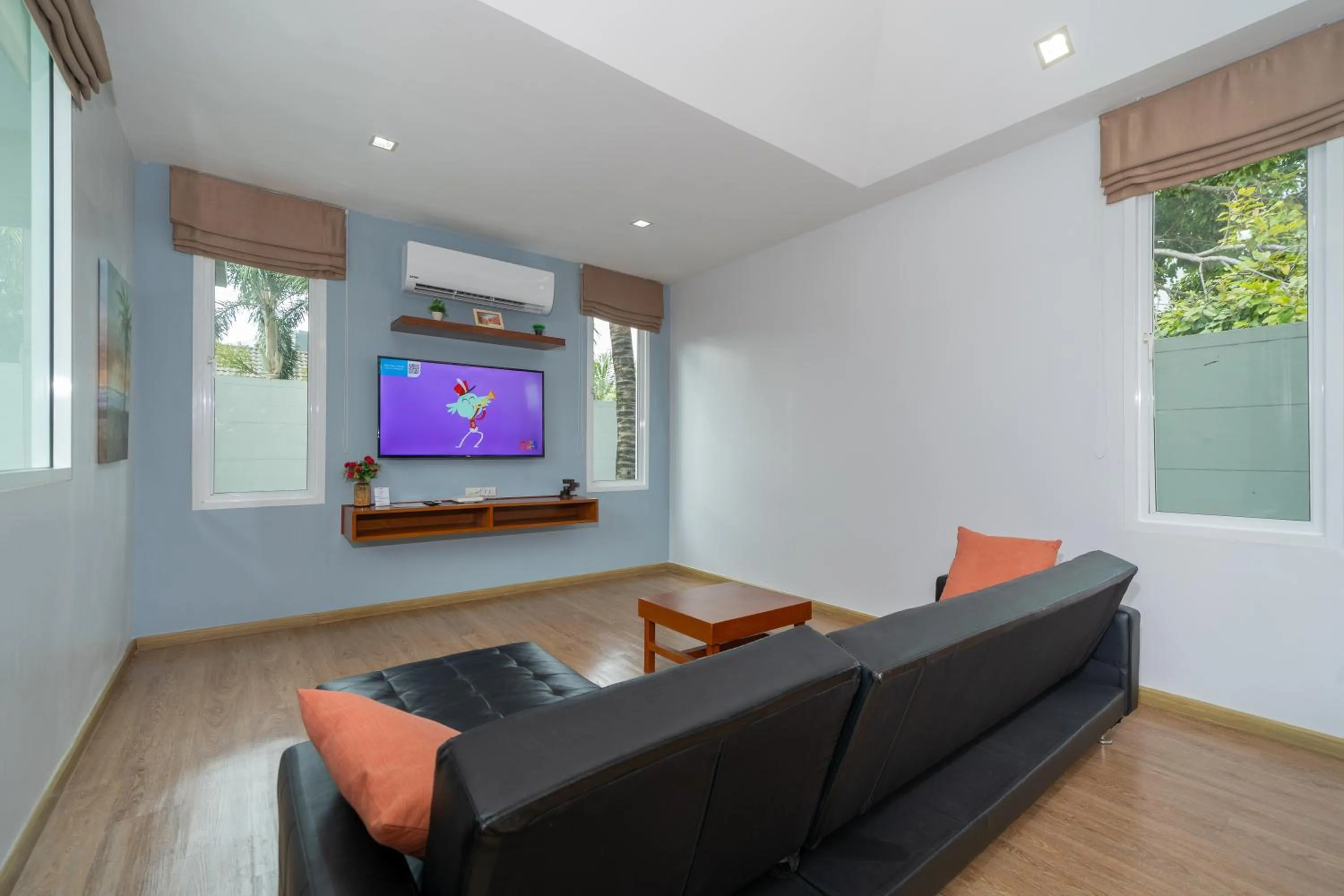 Communal lounge/ TV room in Phuket La Siesta Pool Villas & Pool Access Rooms