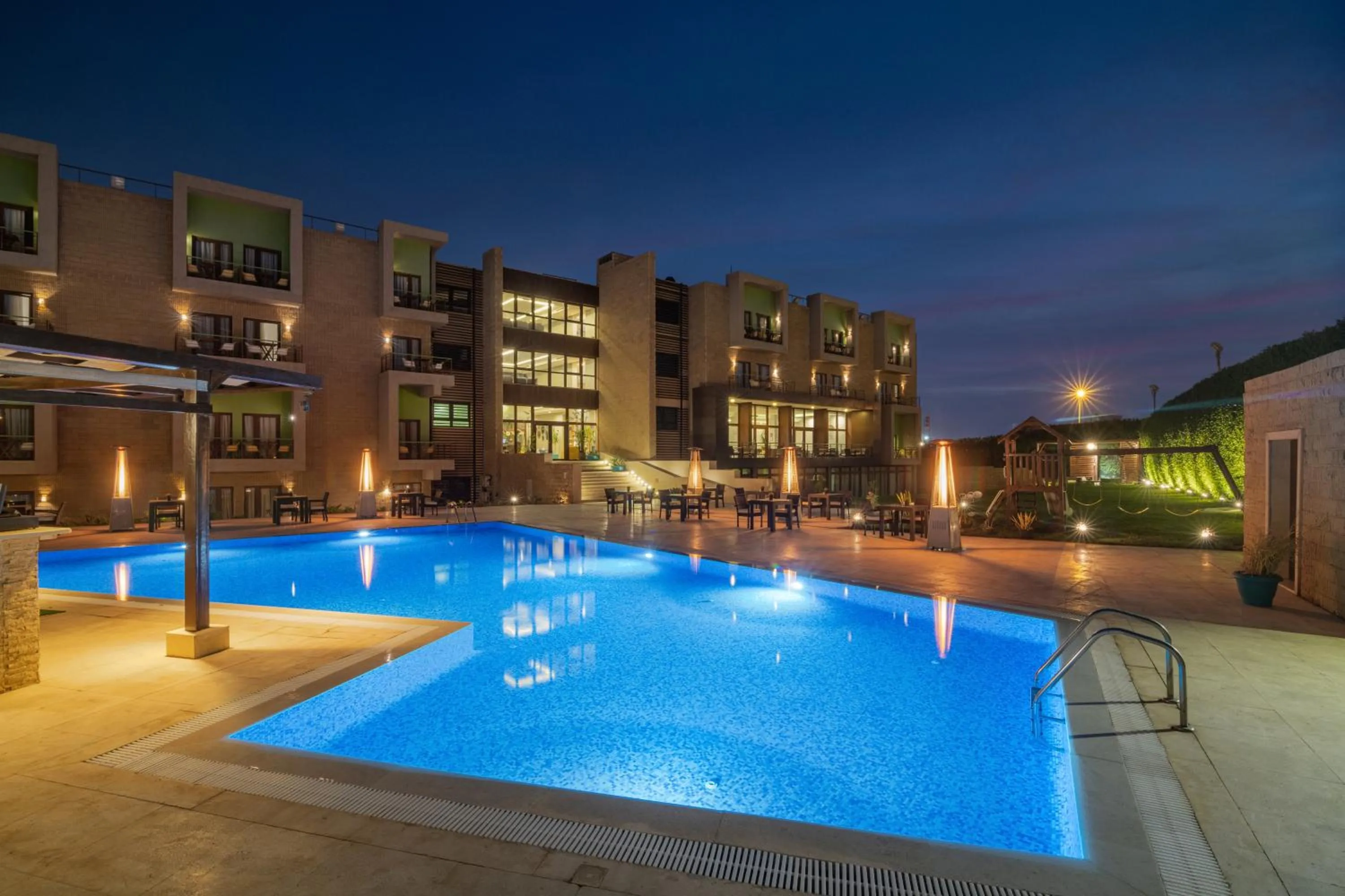 Swimming pool in Dhara Residence E2 Lodge Hotel