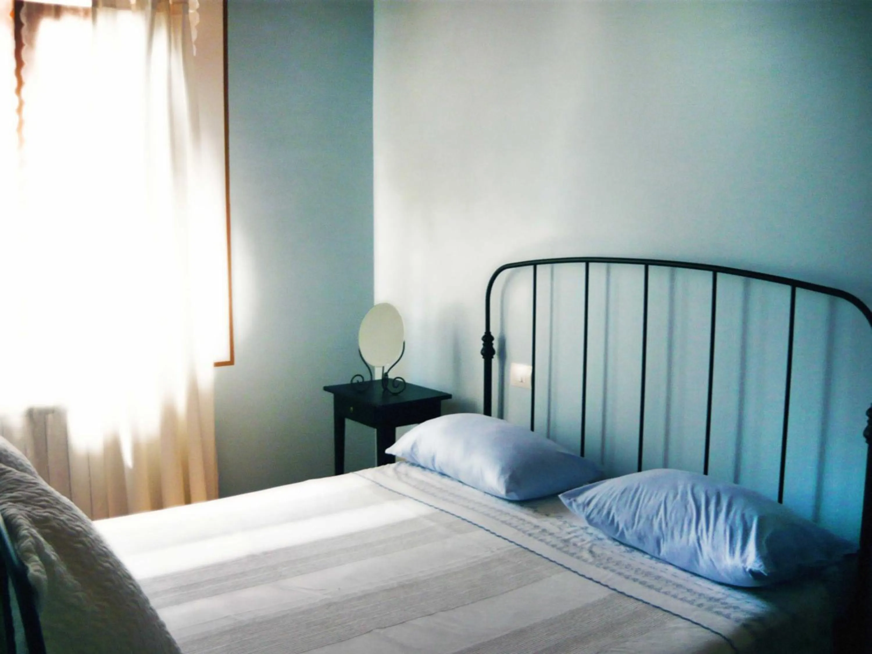 Photo of the whole room, Bed in B&B1913