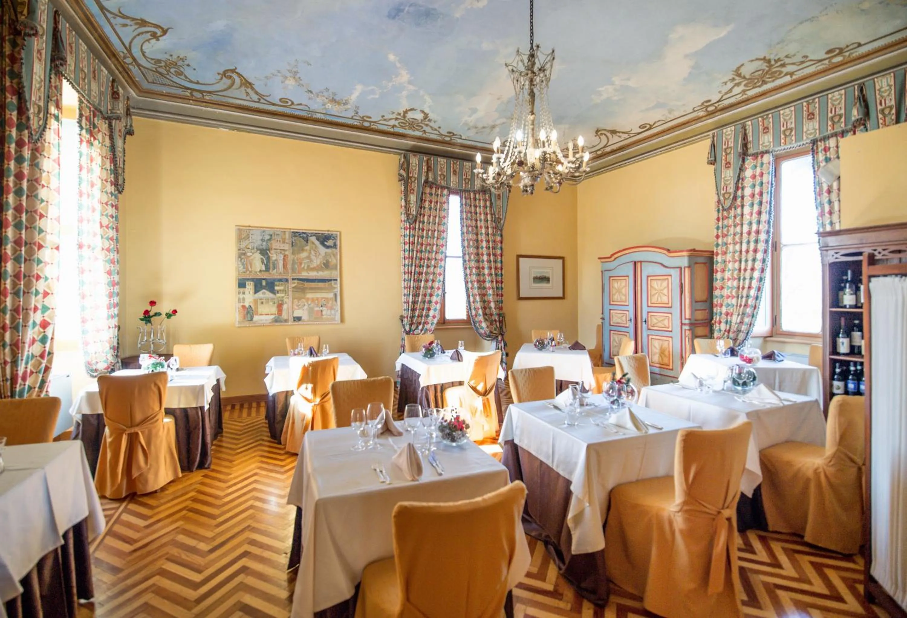 Restaurant/places to eat in Castello Rosso
