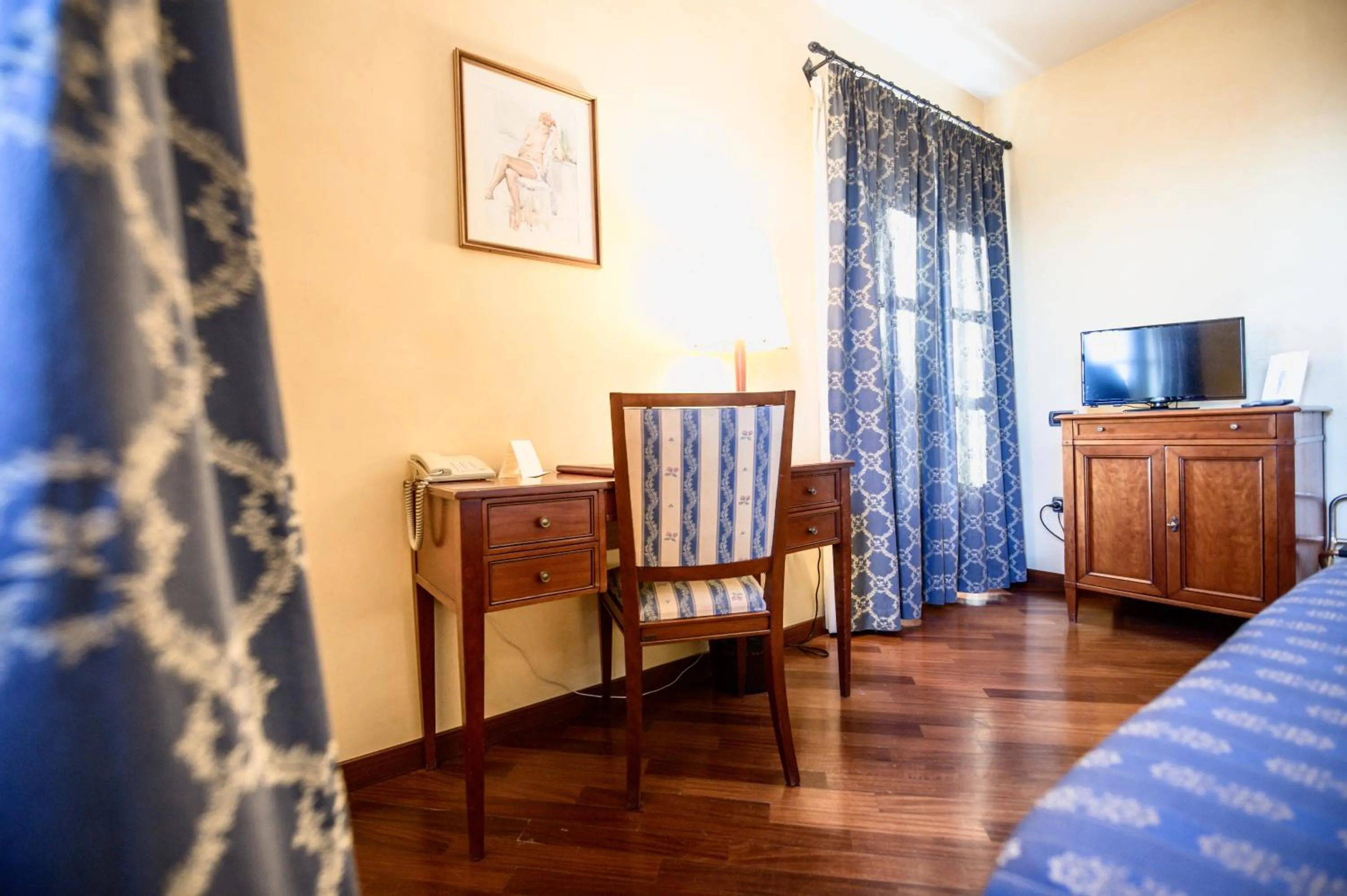 Seating area, Bed in Castello Rosso