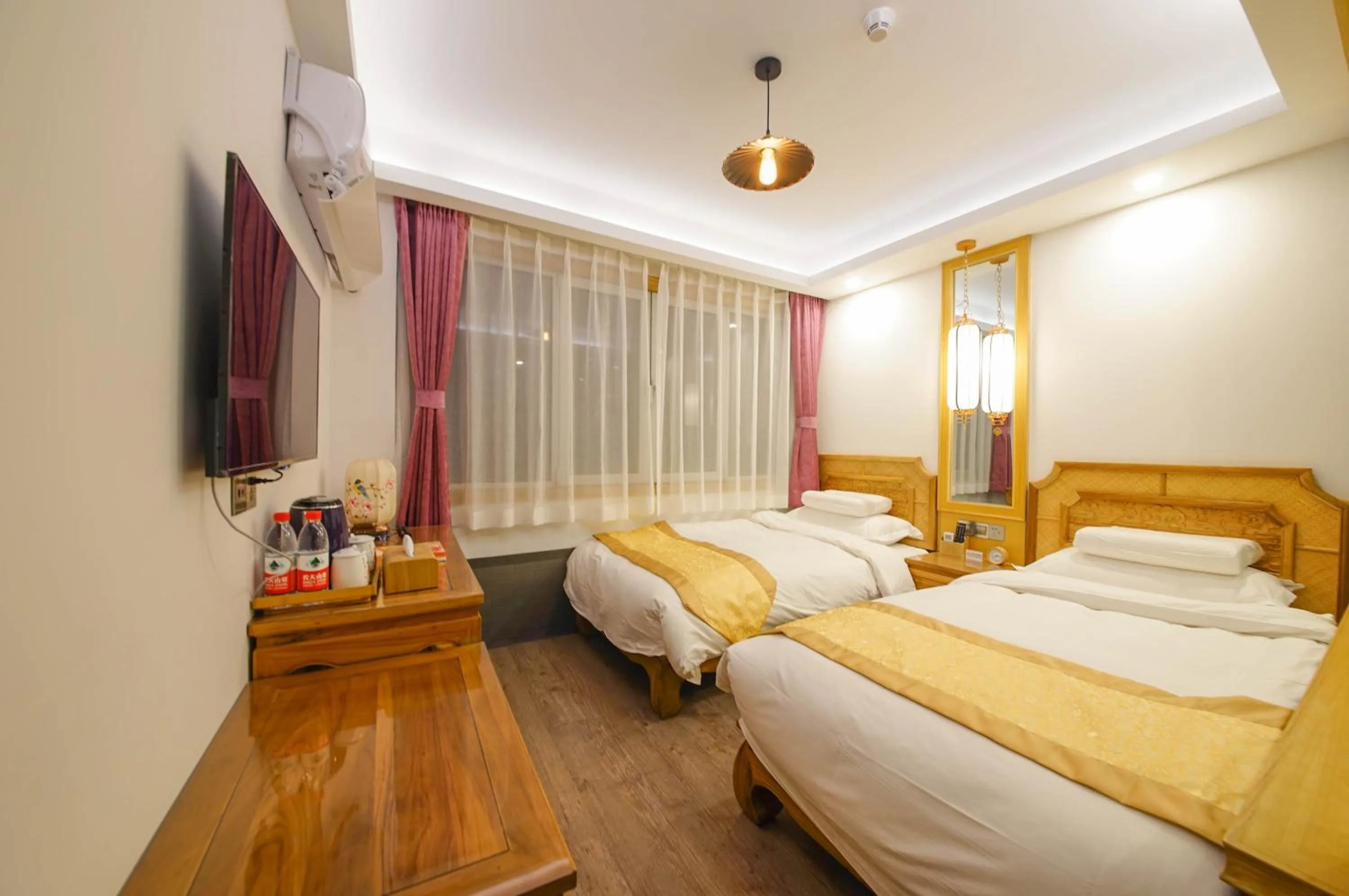 Photo of the whole room, Bed in Pipa Hotel Datong