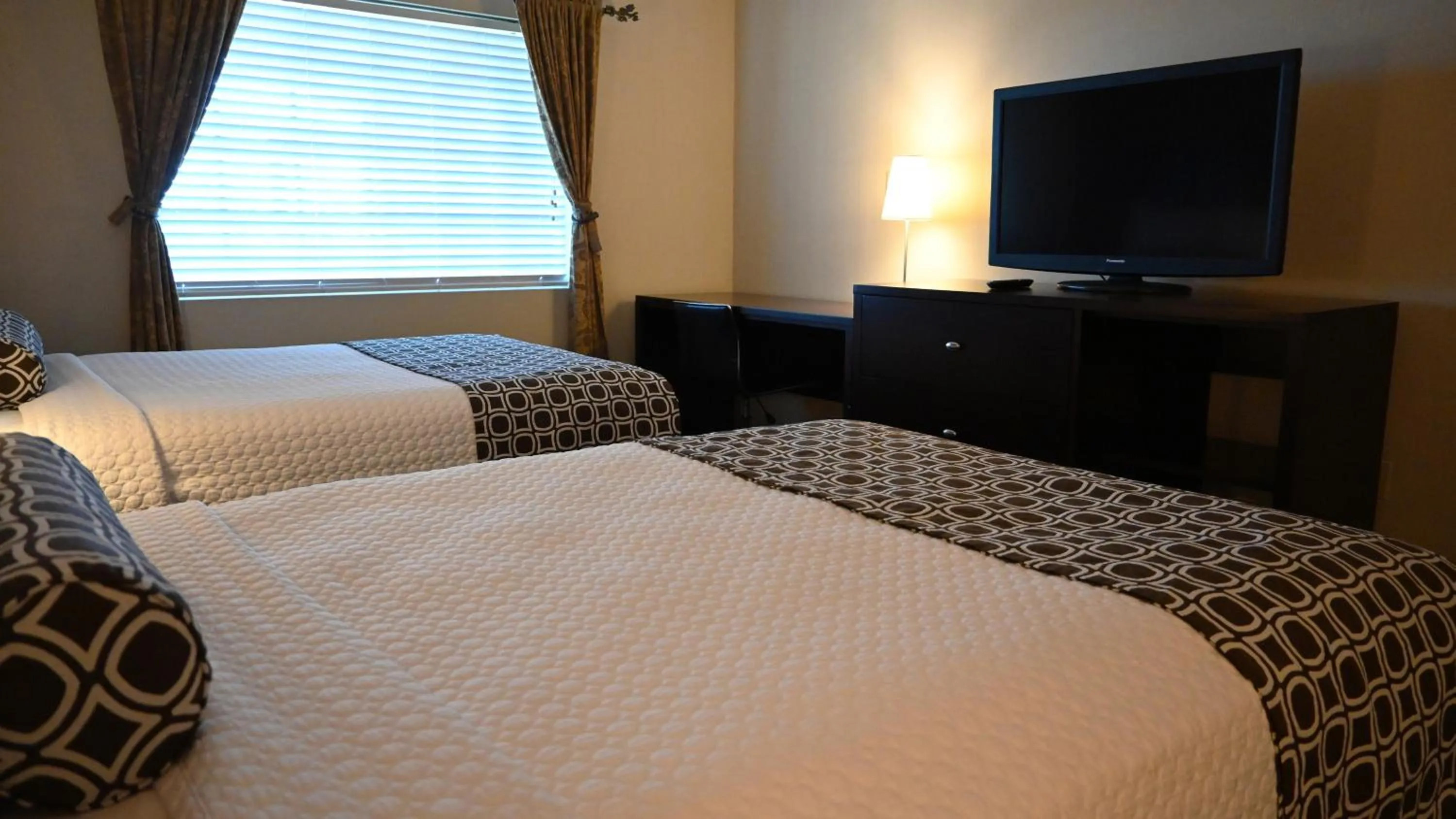 Bedroom, TV/Entertainment Center in The Hotel Fullerton Anaheim