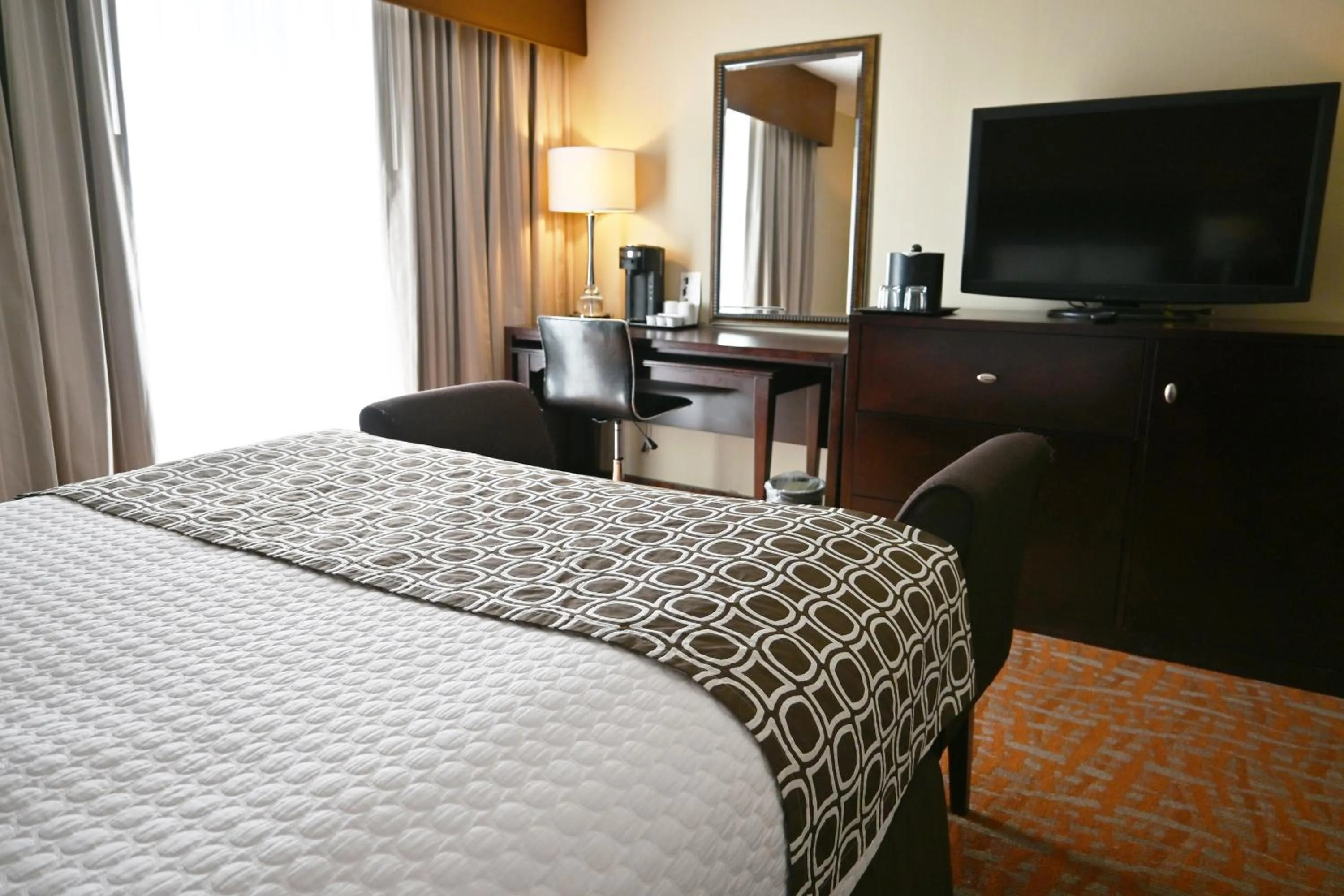 Bed, TV/Entertainment Center in The Hotel Fullerton Anaheim