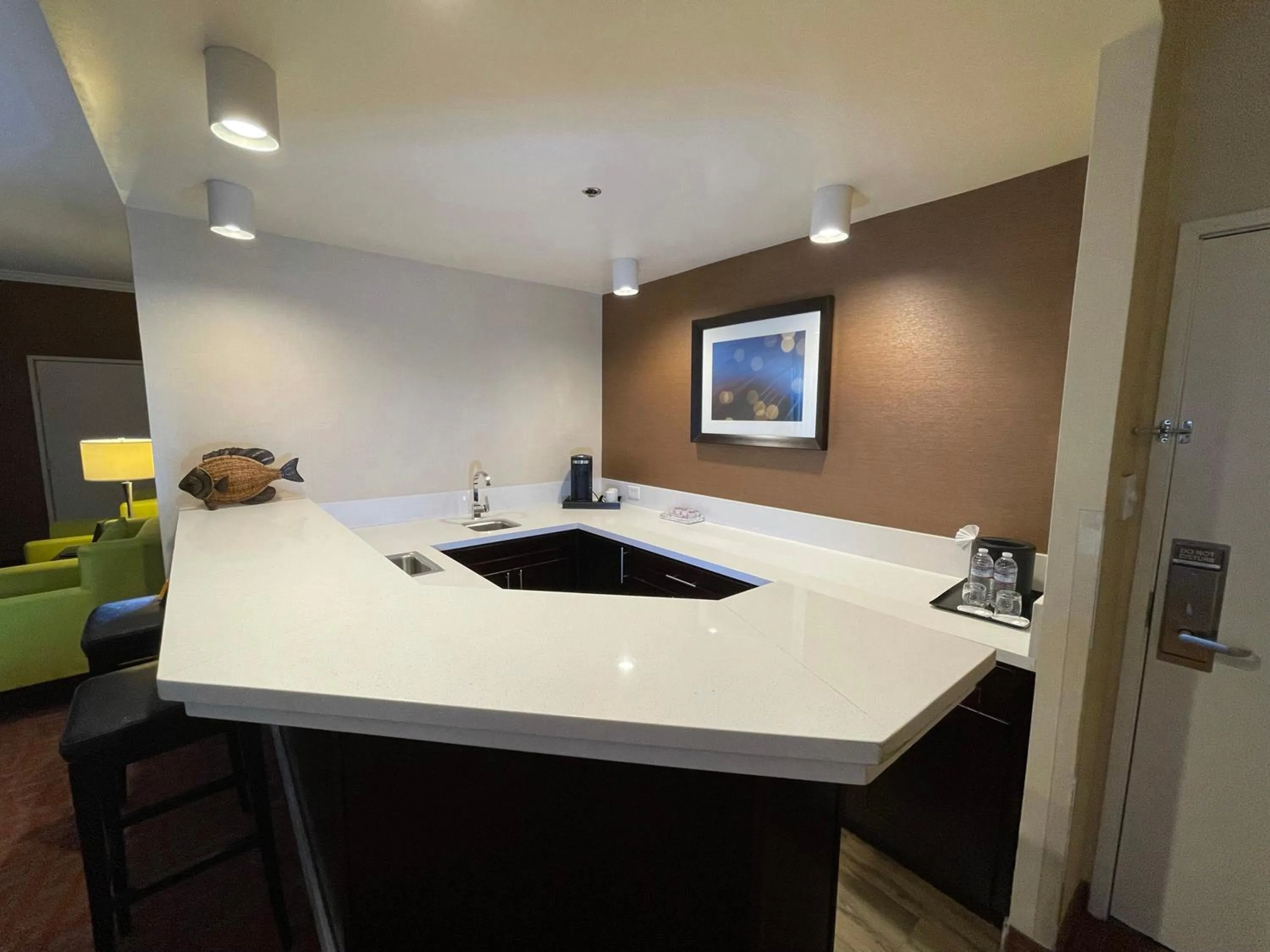 oven, Kitchen/Kitchenette in The Hotel Fullerton Anaheim