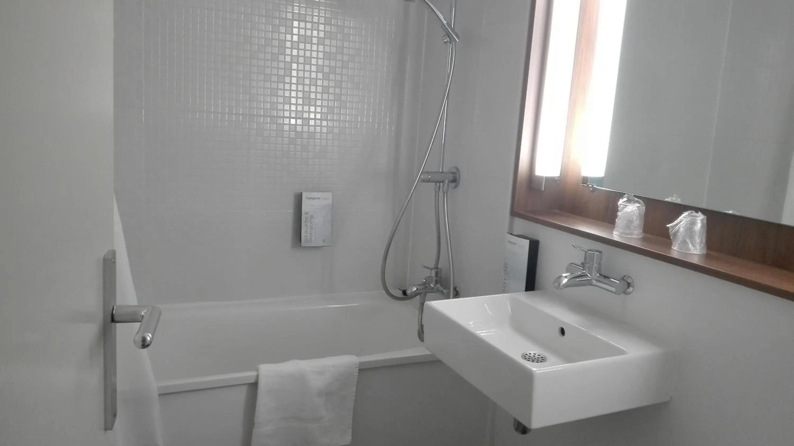 Bathroom in Campanile Clermont-Ferrand Sud Issoire