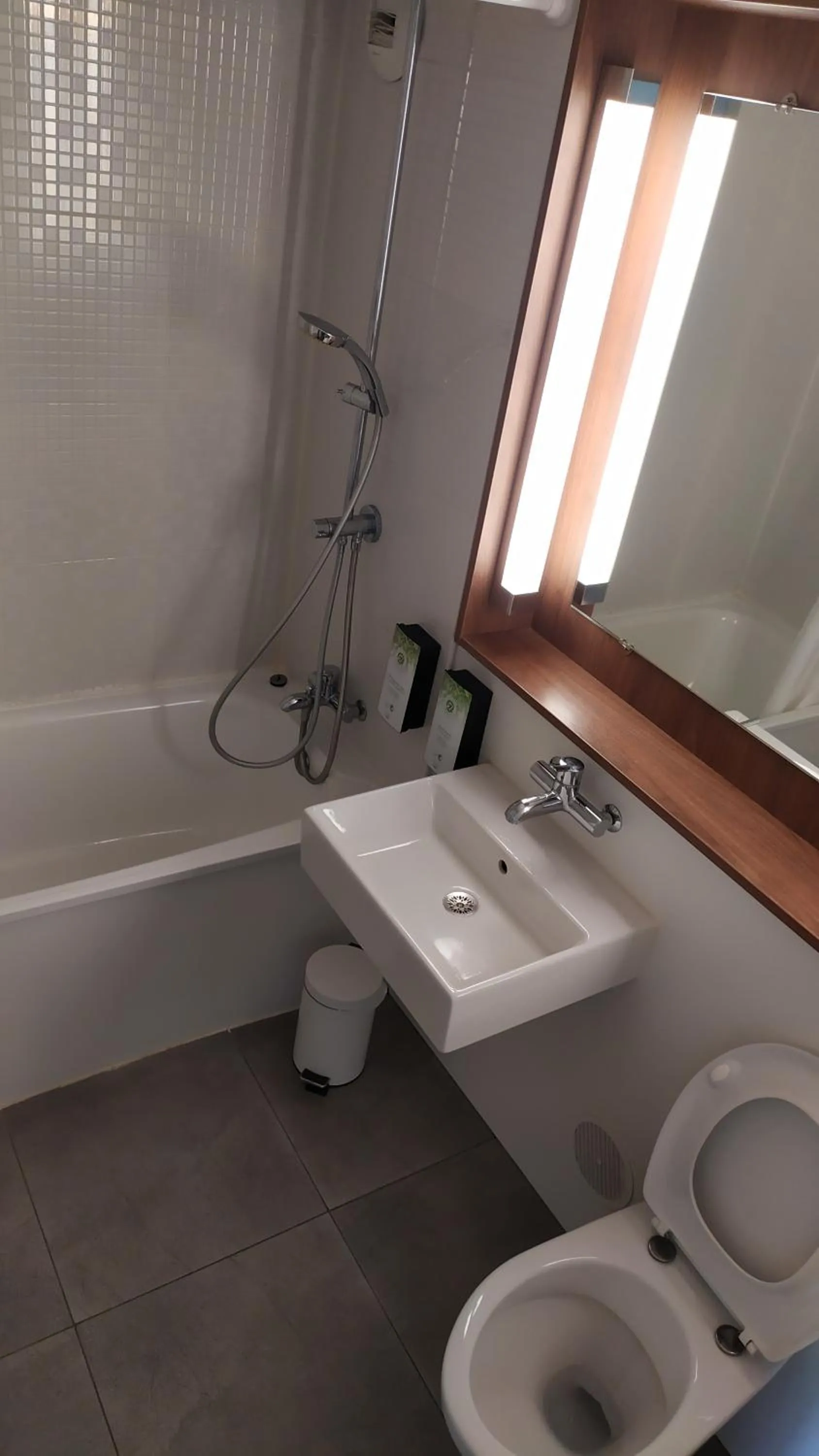 Bathroom in Campanile Clermont-Ferrand Sud Issoire