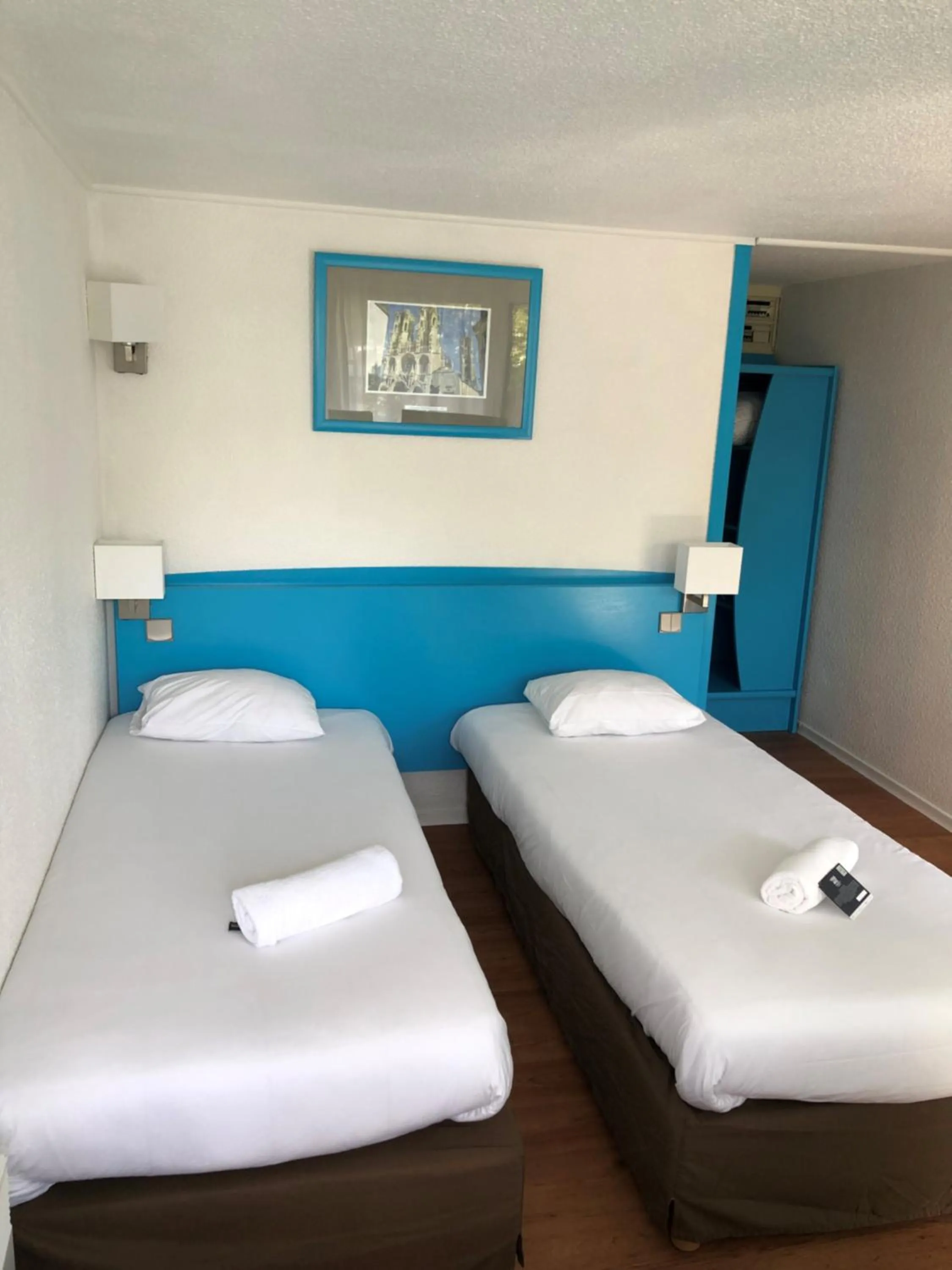 Property building, Bed in Kyriad Direct Laon