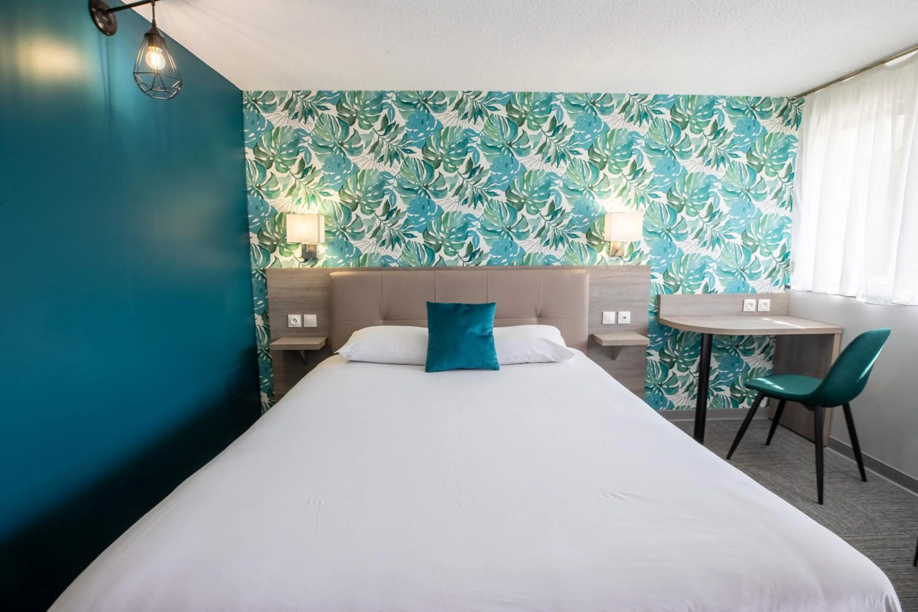 Bedroom, Bed in Kyriad Direct Laon