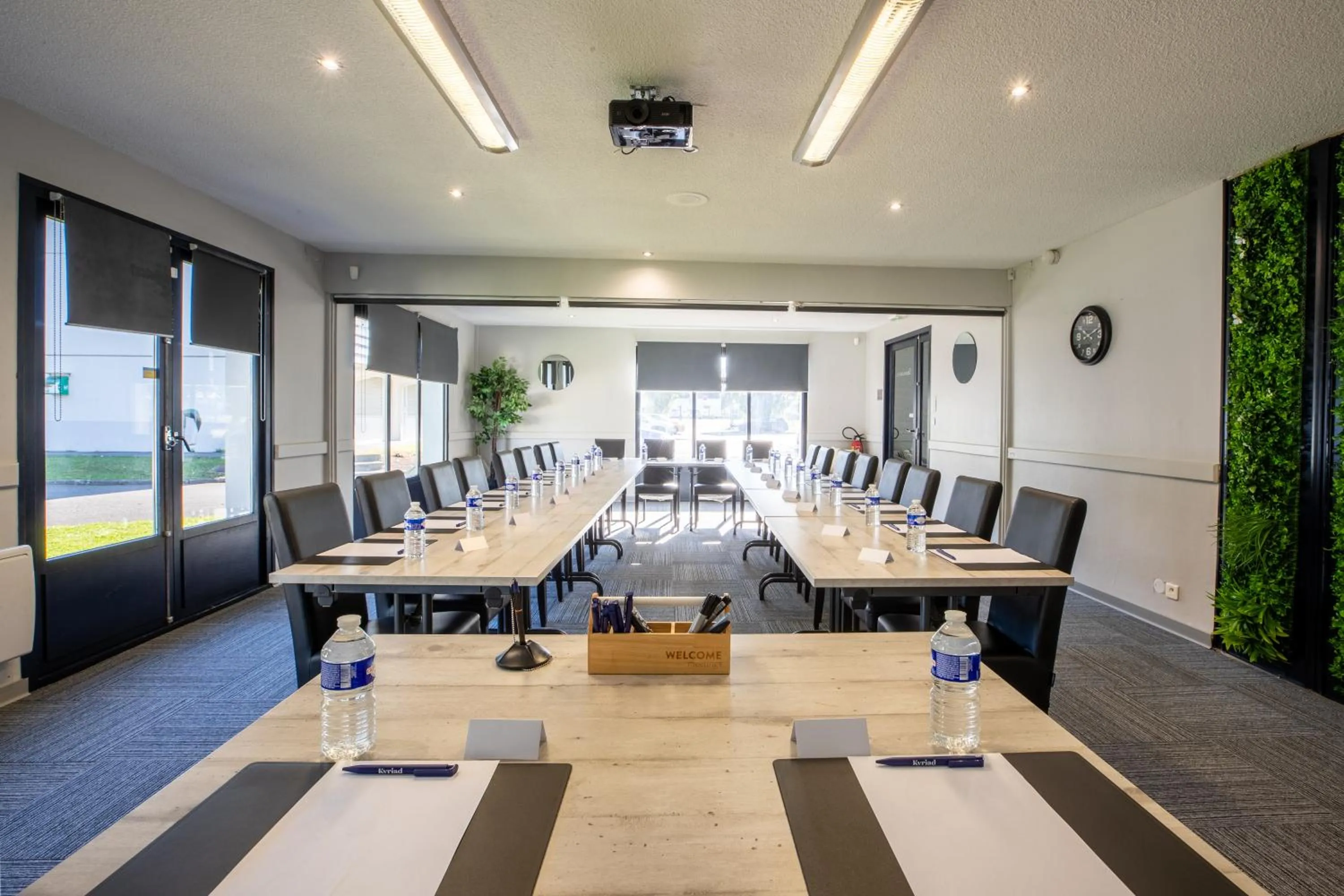 Seating area in Kyriad Direct Laon