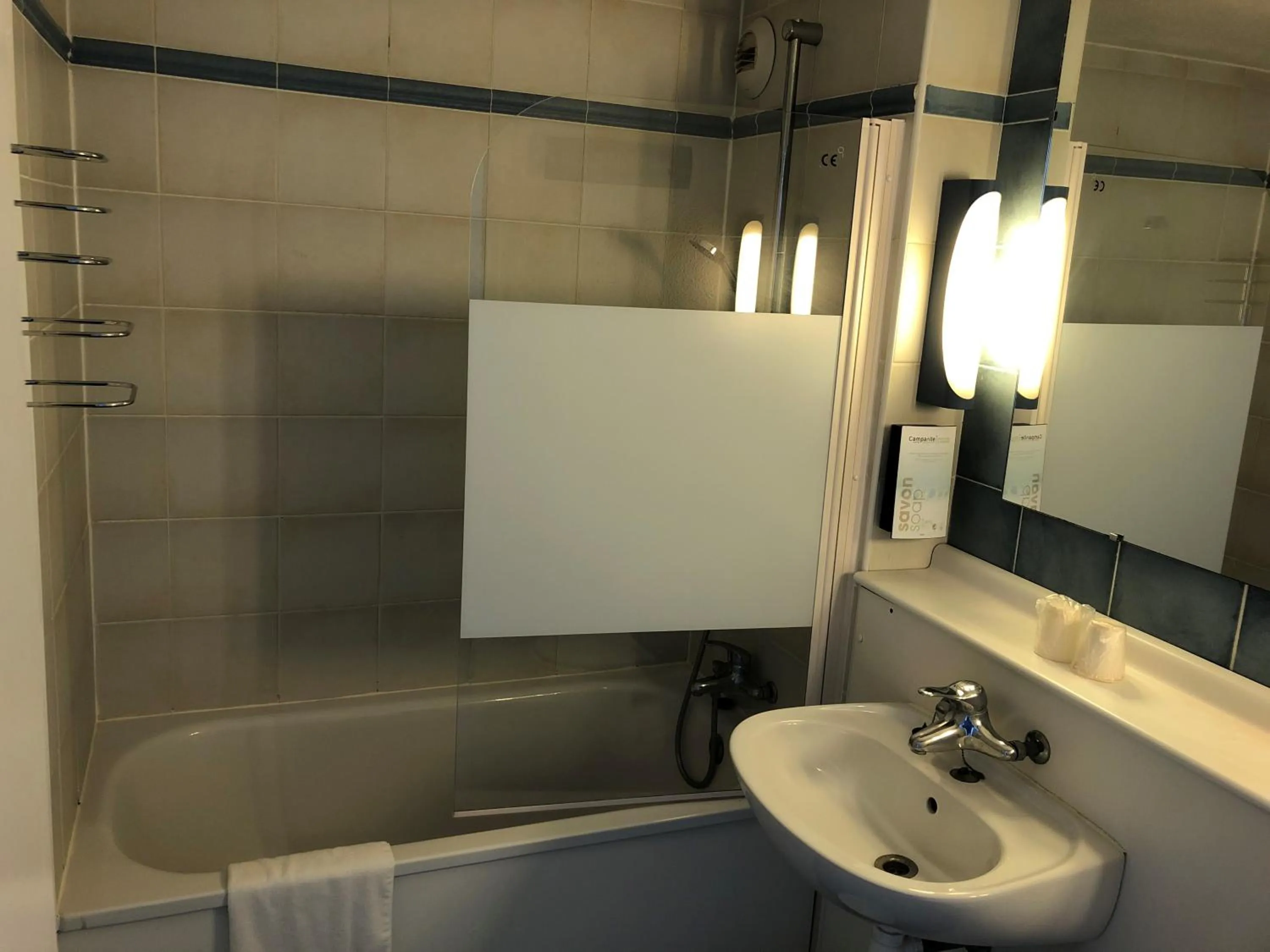 Bathroom in Kyriad Direct Laon