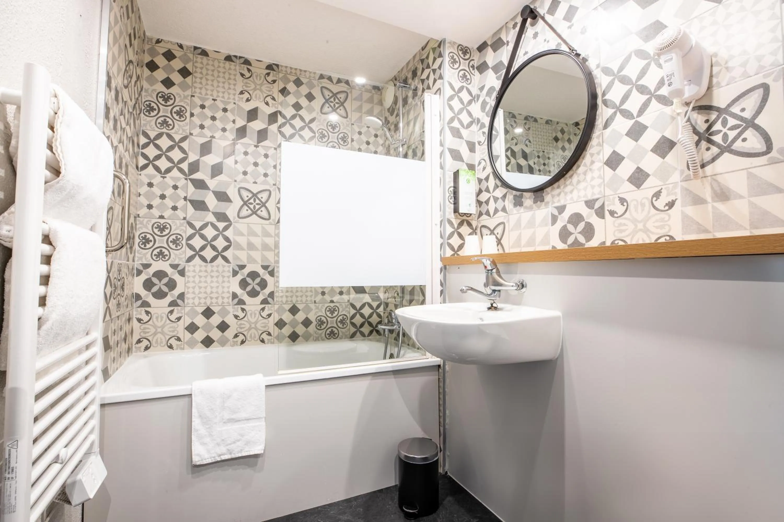 Bathroom in Kyriad Direct Laon