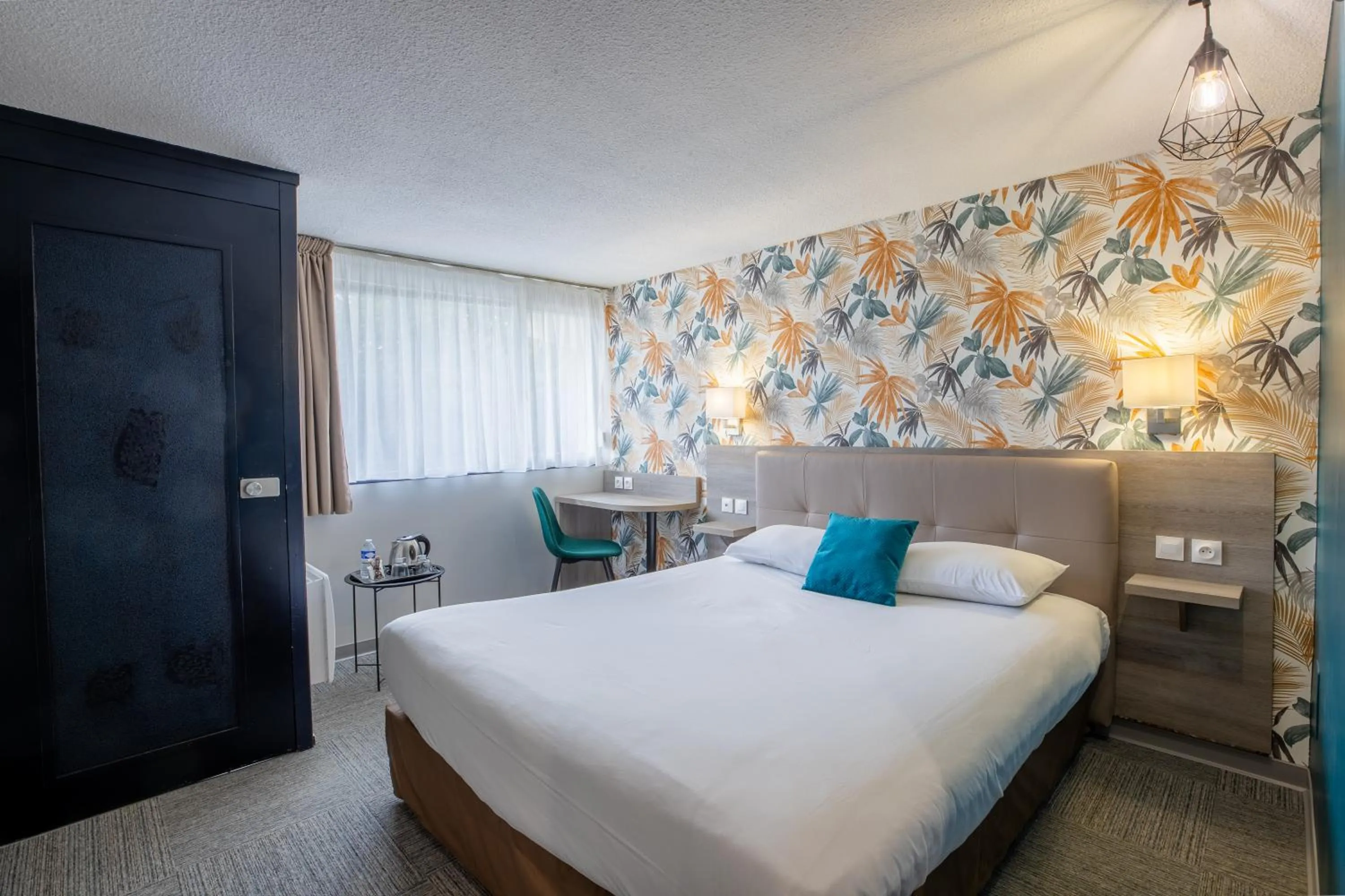 Photo of the whole room, Bed in Kyriad Direct Laon