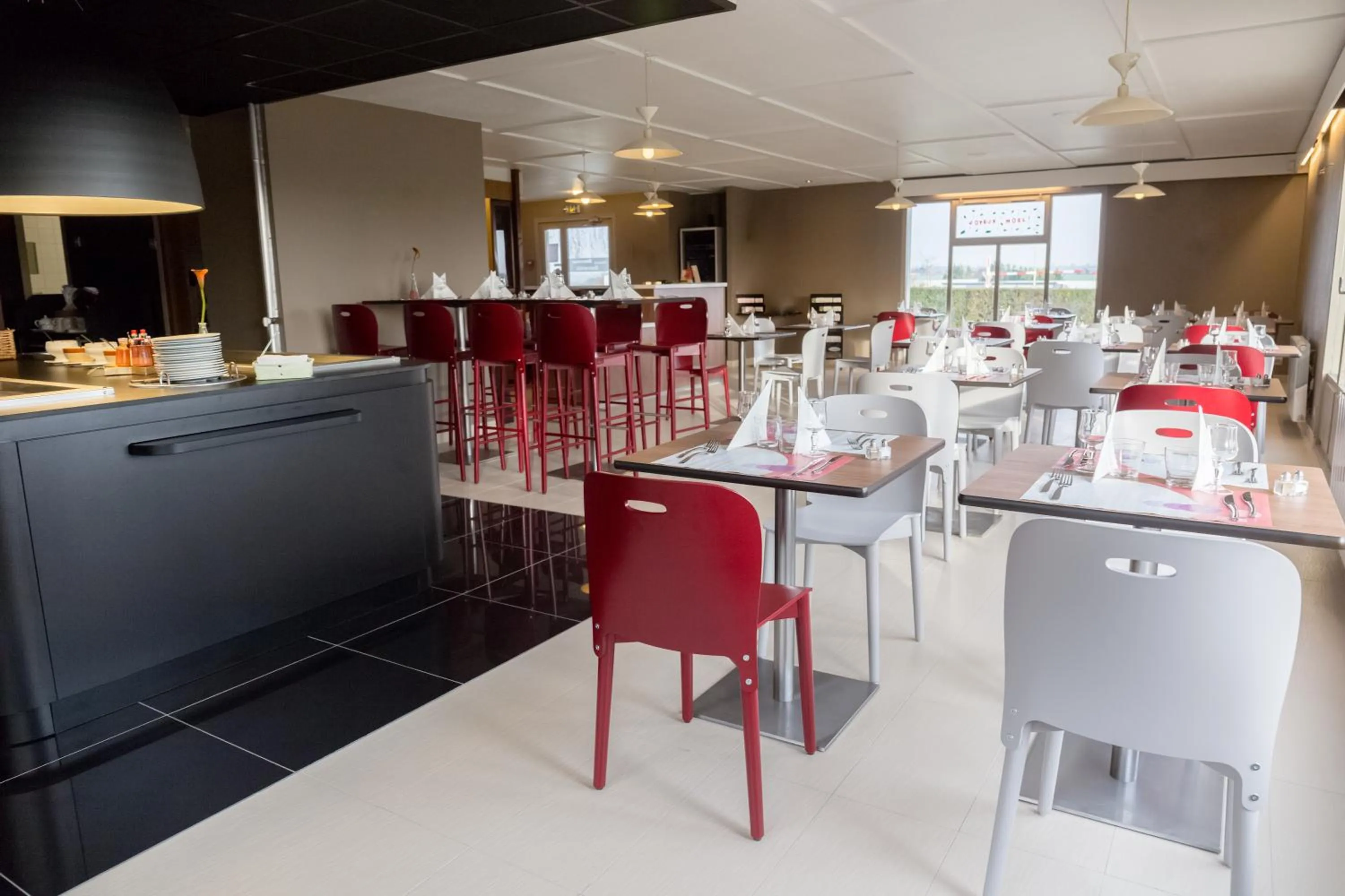 Restaurant/Places to Eat in Campanile Laval Ouest