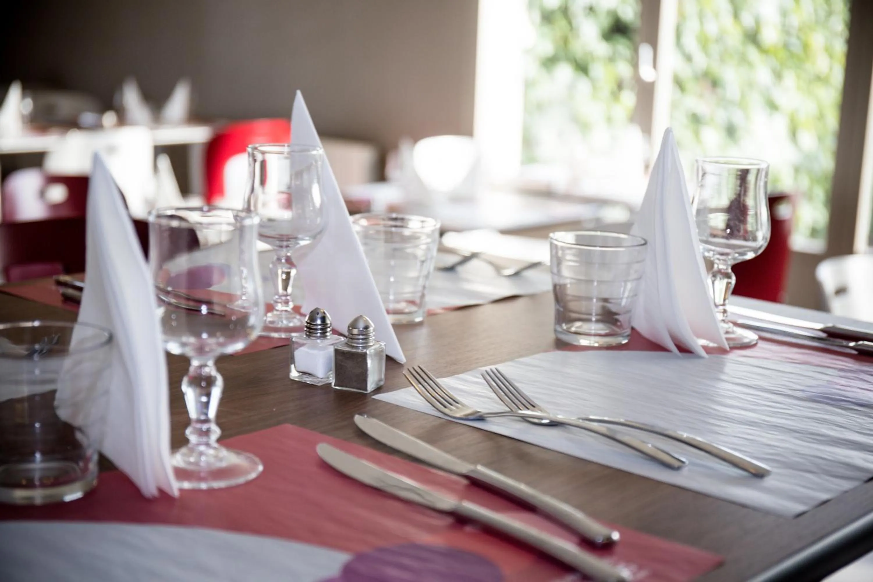 Restaurant/Places to Eat in Campanile Laval Ouest