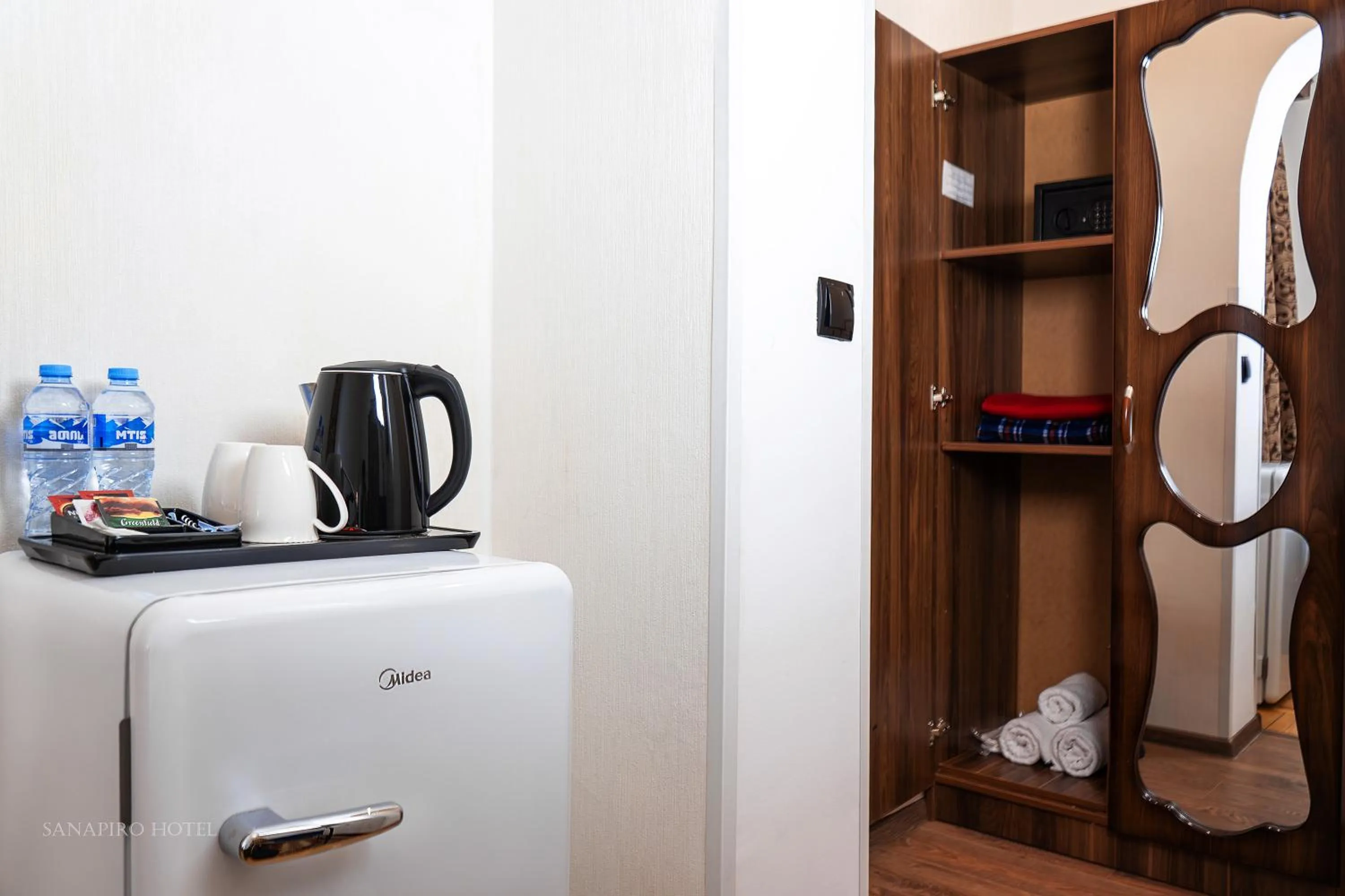 Coffee/tea facilities in Sanapiro Hotel