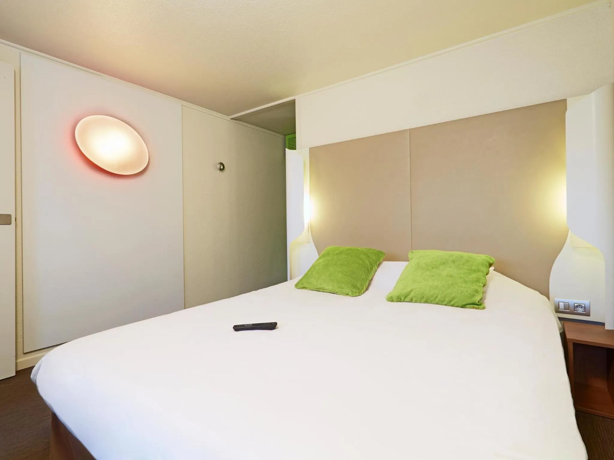 Bedroom, Bed in Campanile Lens