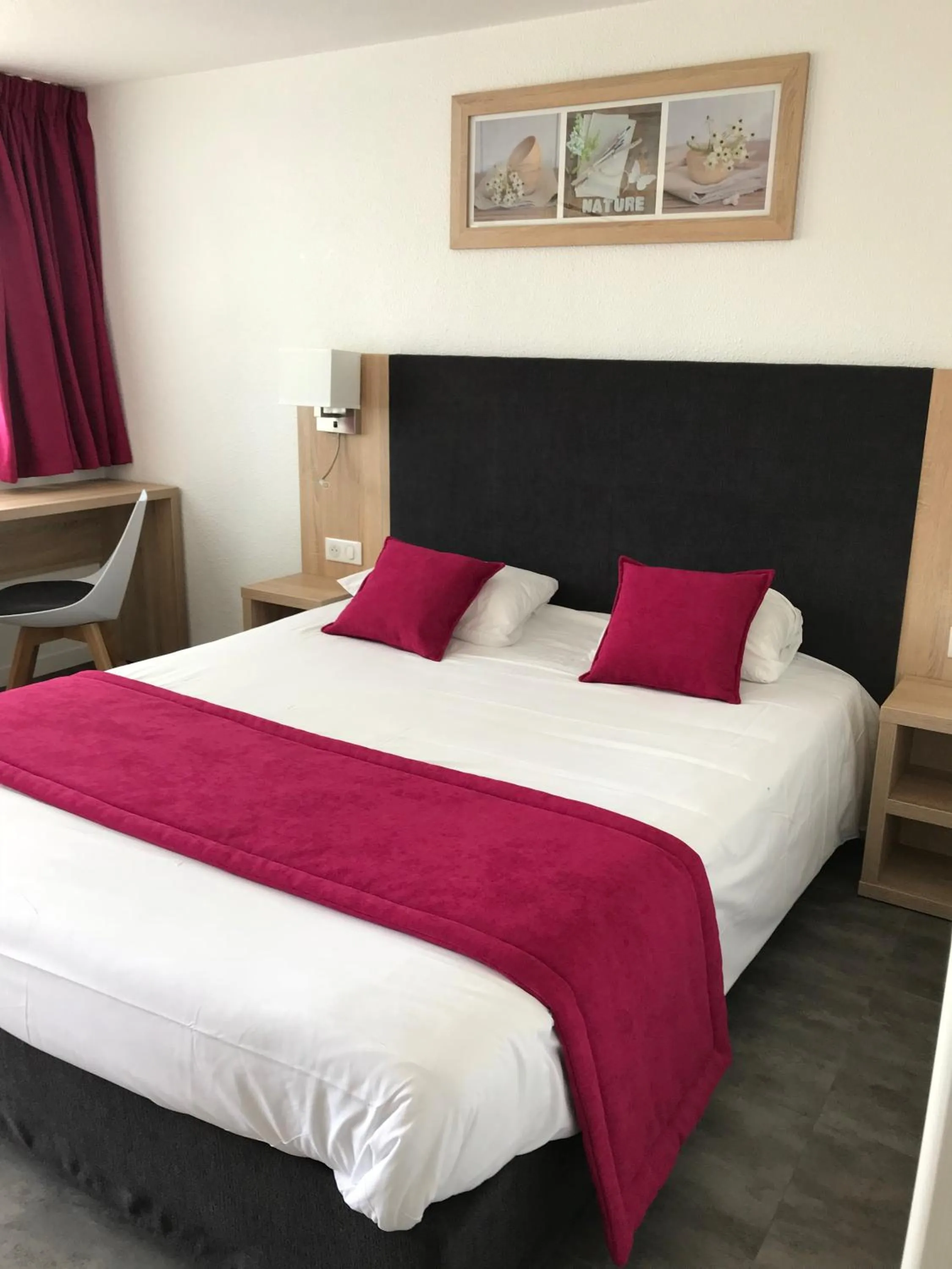 Bedroom, Bed in Kyriad Lille Est - Hem