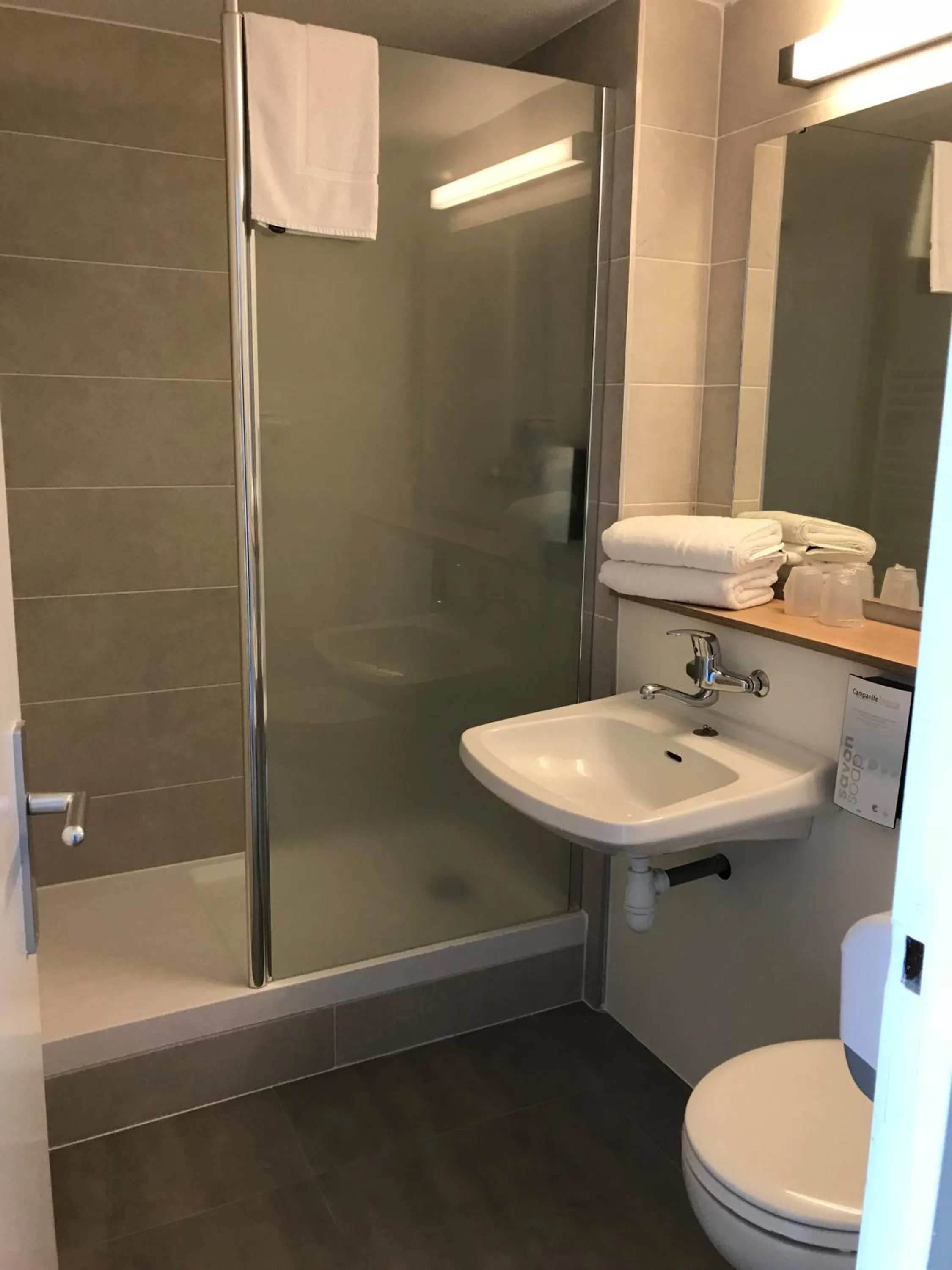 Bathroom in Kyriad Lille Est - Hem