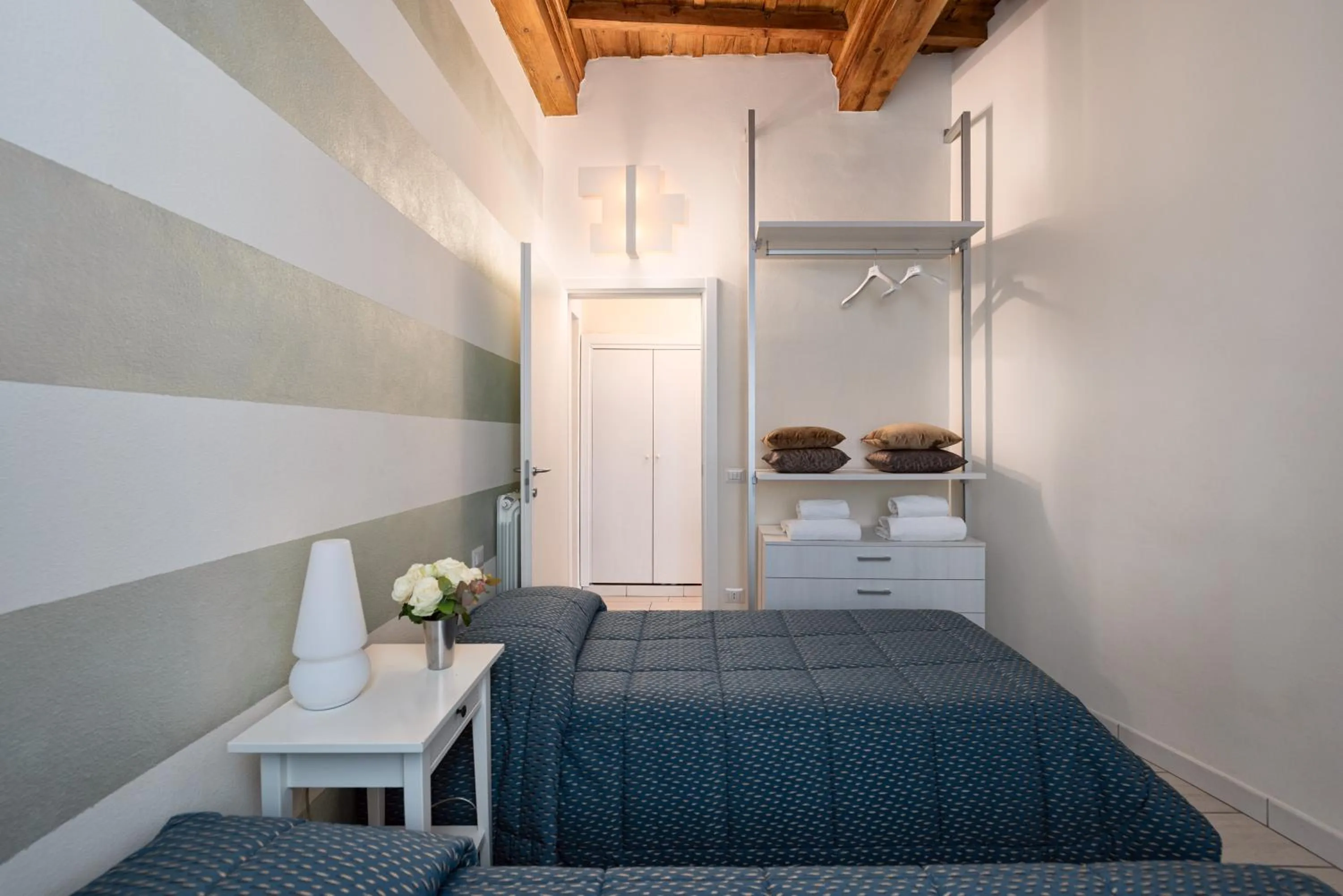 Photo of the whole room, Bed in Windows On Florence