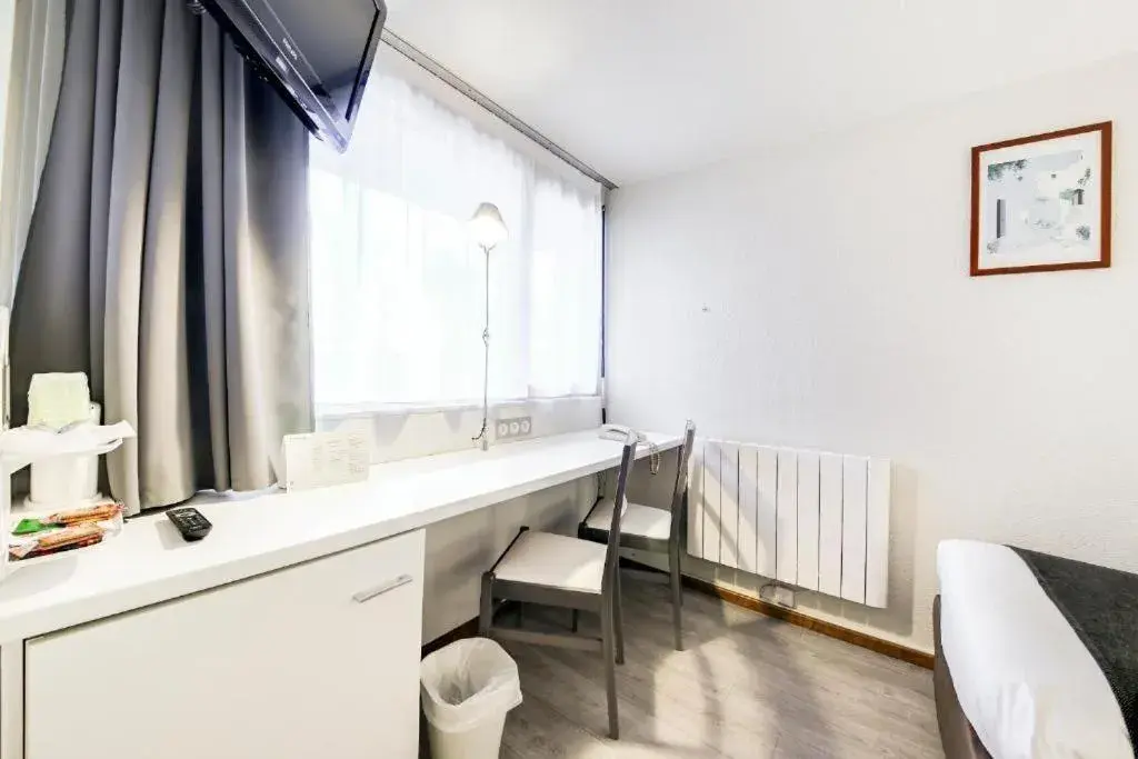 Double Room with One Double Bed - single occupancy in Brit Hotel Confort Nancy Lunéville Double Room with One Double Bed - single occupancy in Brit Hotel Confort Nancy Lunéville