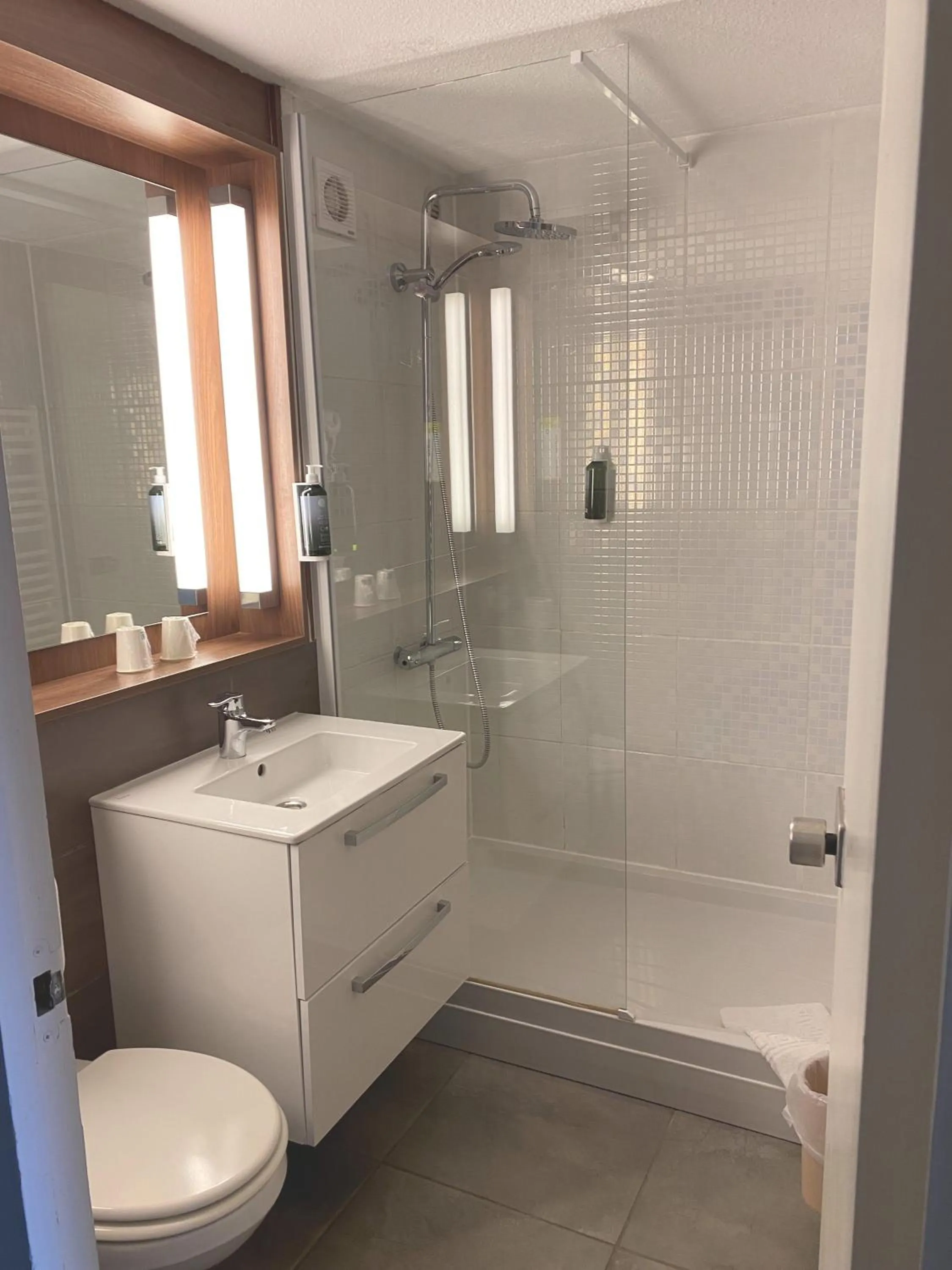 Bathroom in Brit Hotel Confort Nancy Lunéville