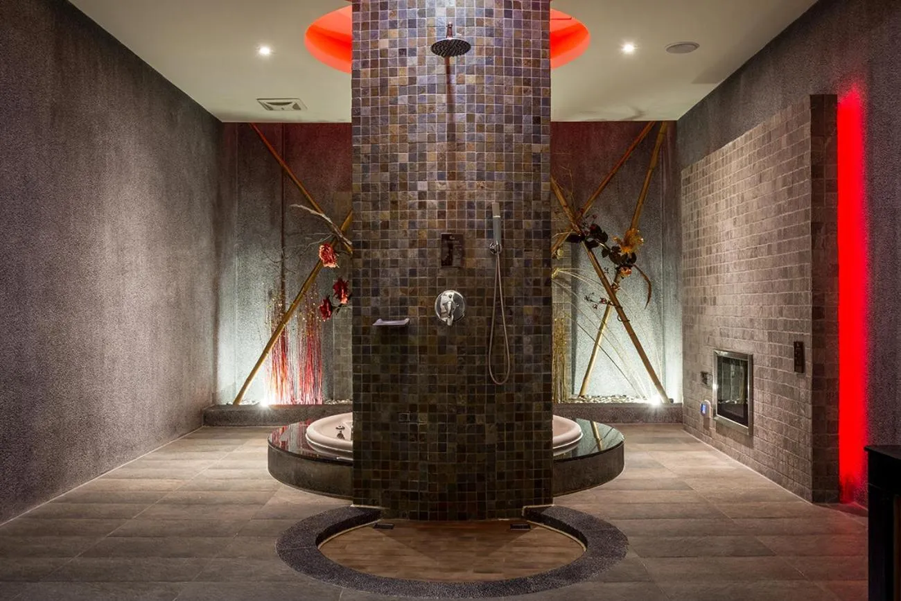 Shower in Norway Forest Villa Motel