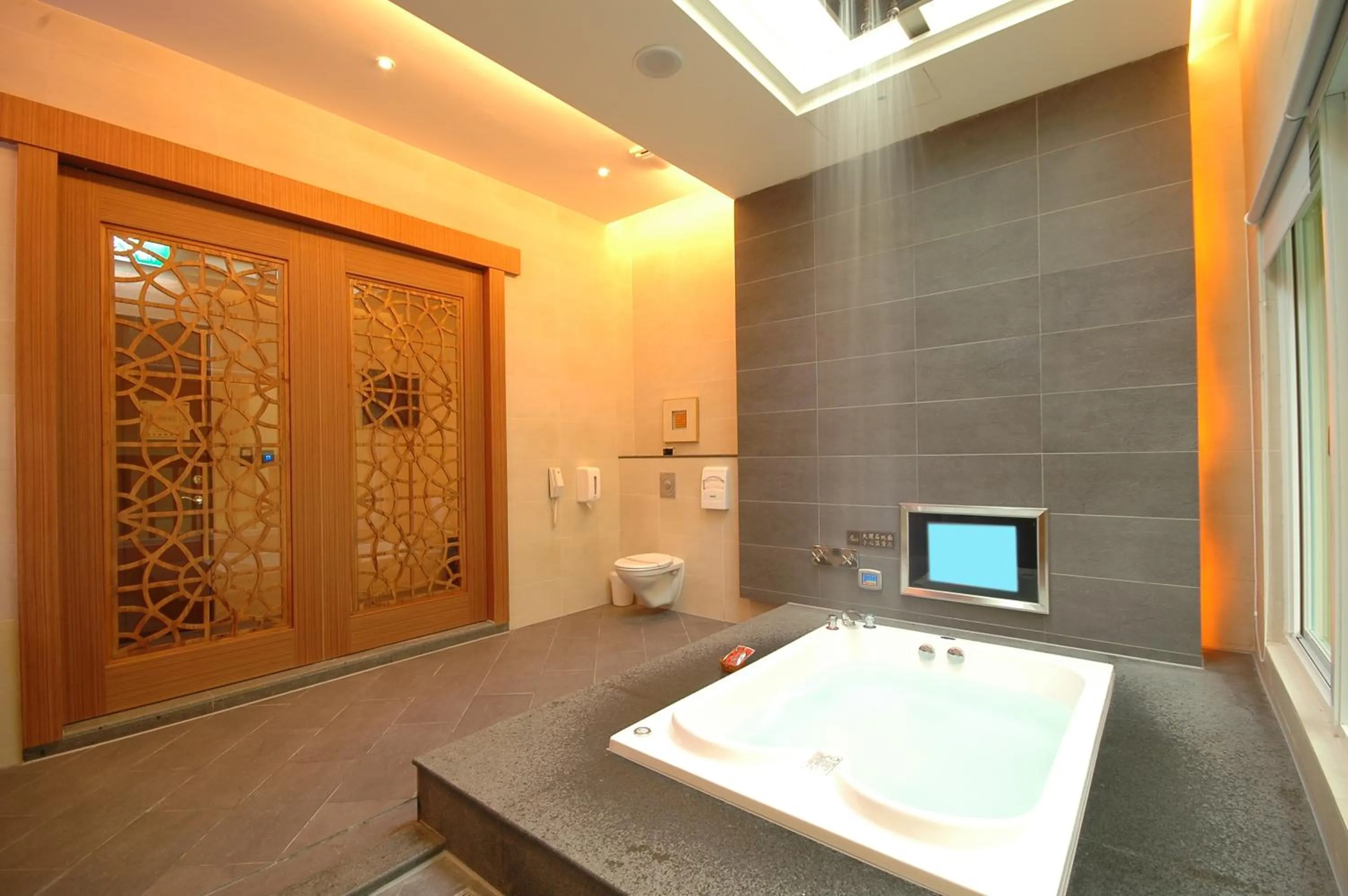 Toilet in Norway Forest Villa Motel