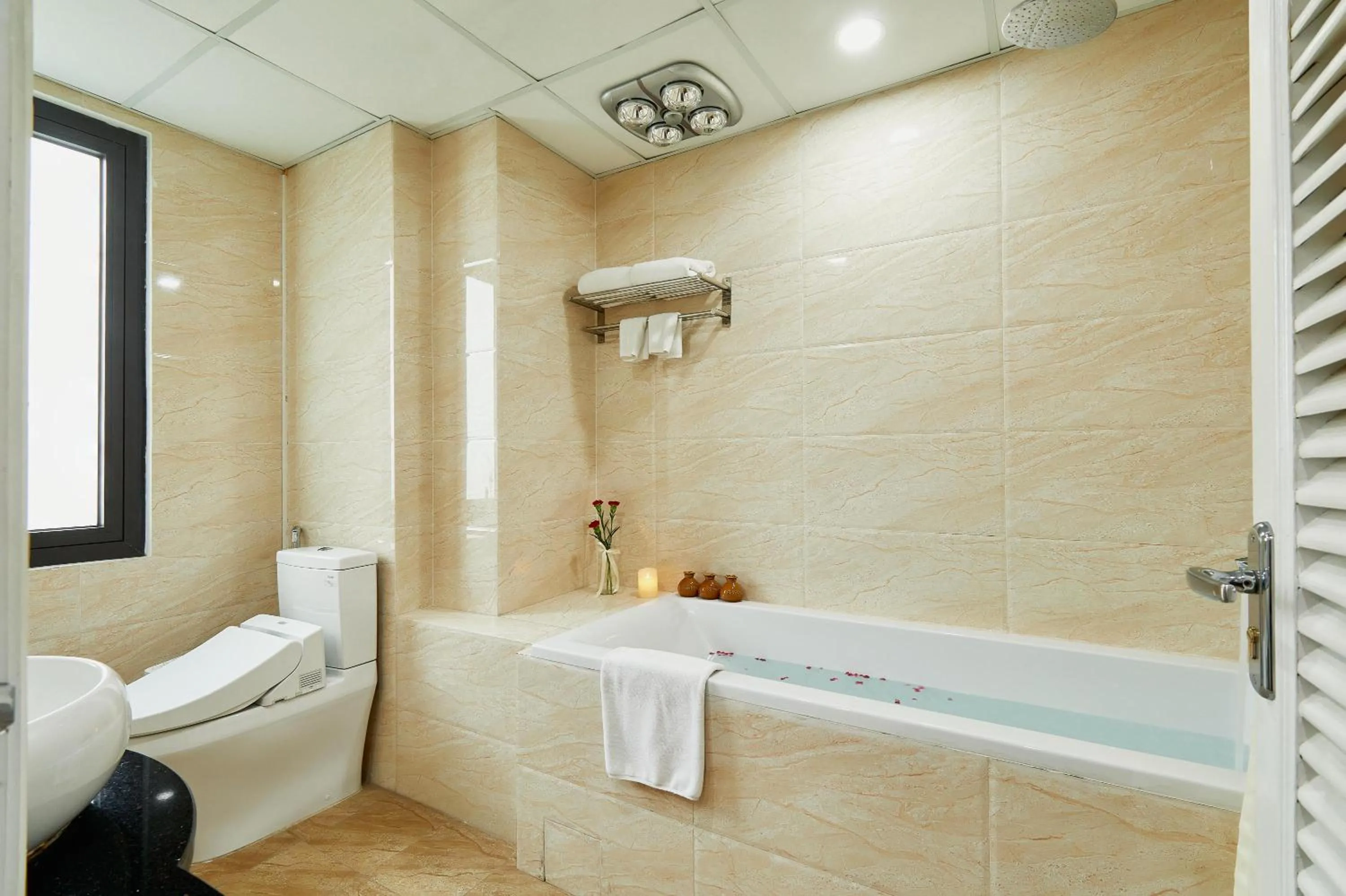 Toilet in The Bloom Classic - An Excellent Blend of Cozy Living and Urban Relaxation