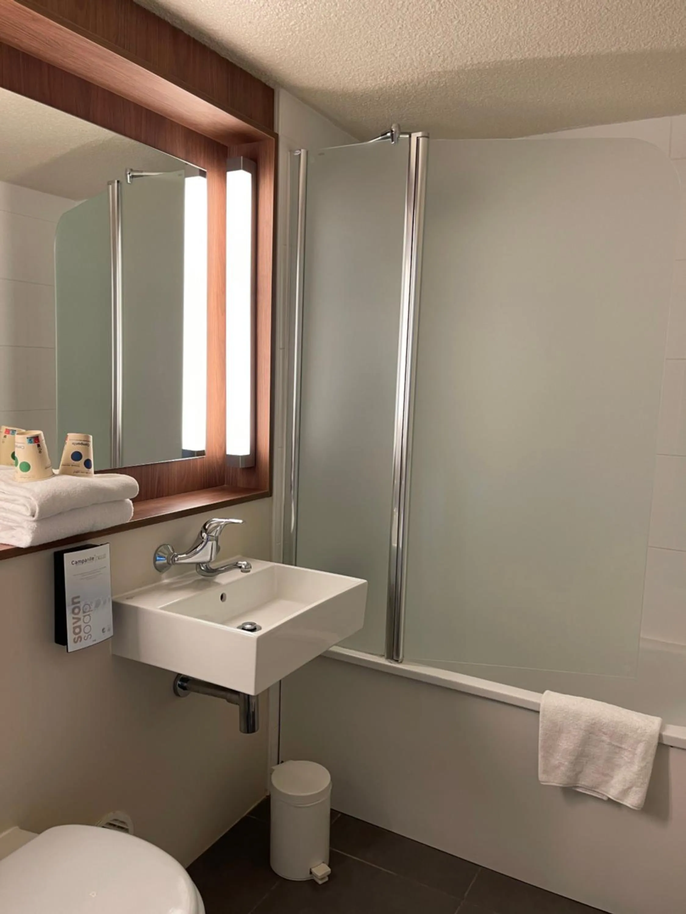 Bathroom in Campanile Montluçon ~ Saint-Victor