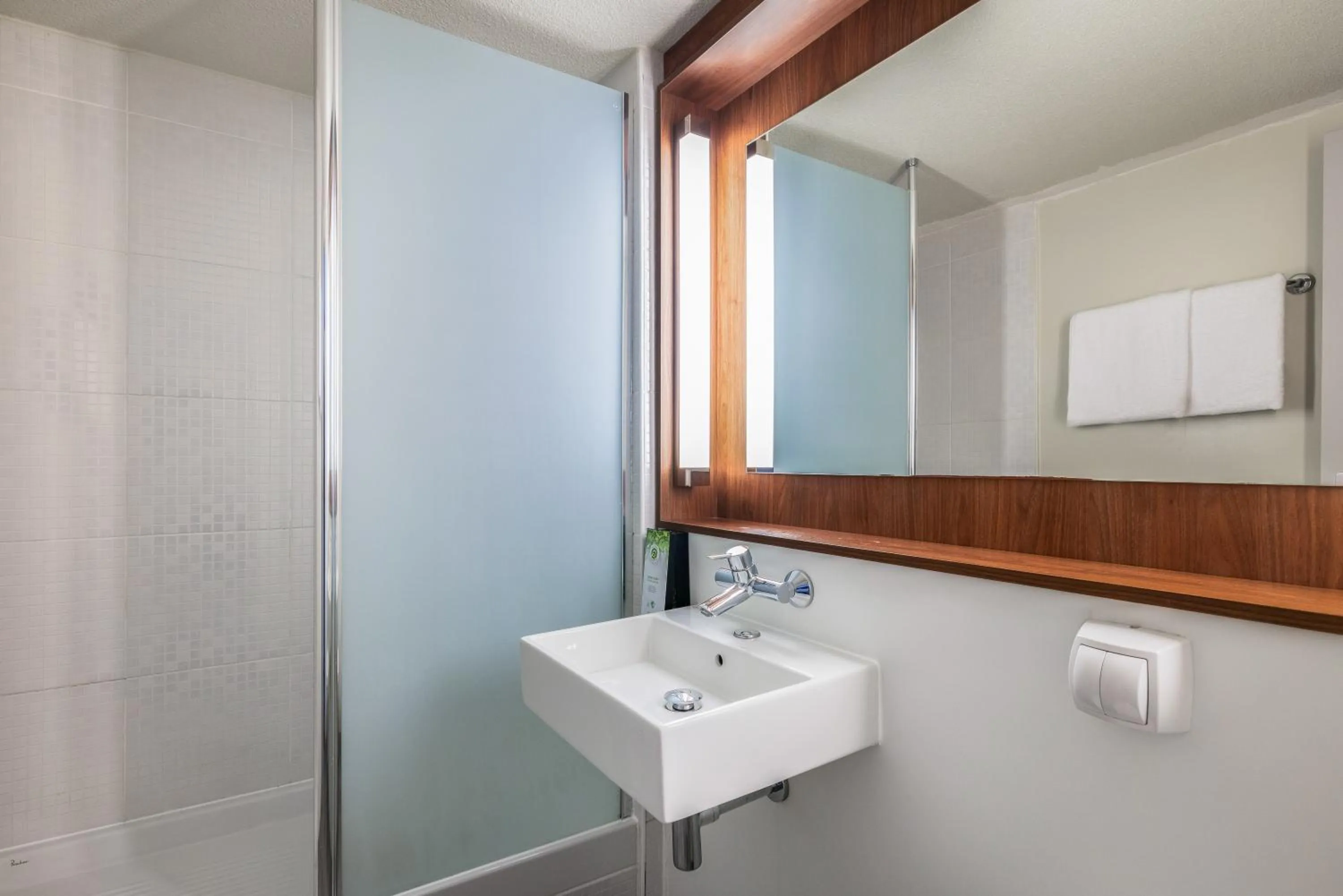 Bathroom in Campanile Montpellier Sud - A709