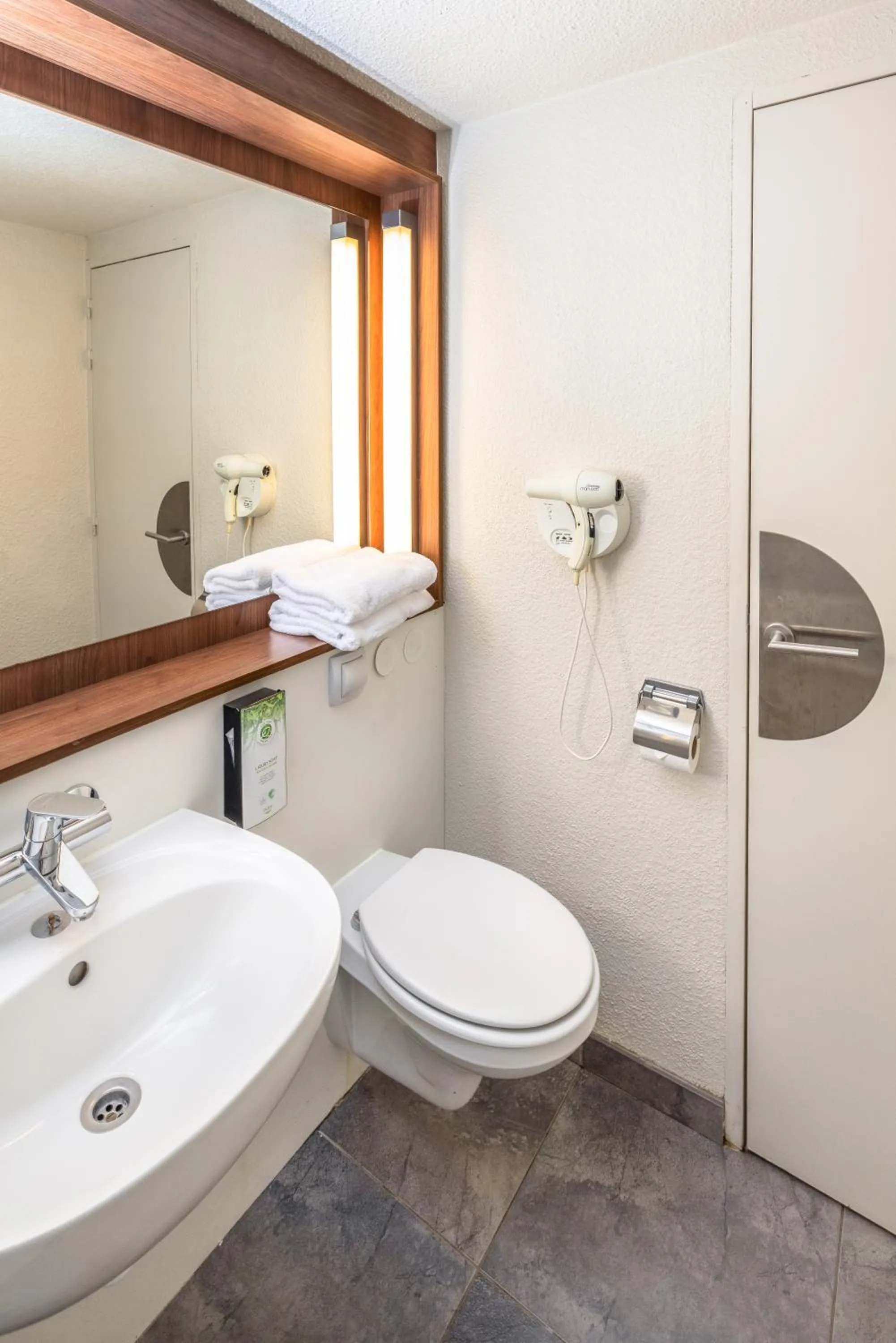 Bathroom in Campanile Montpellier Sud - A709