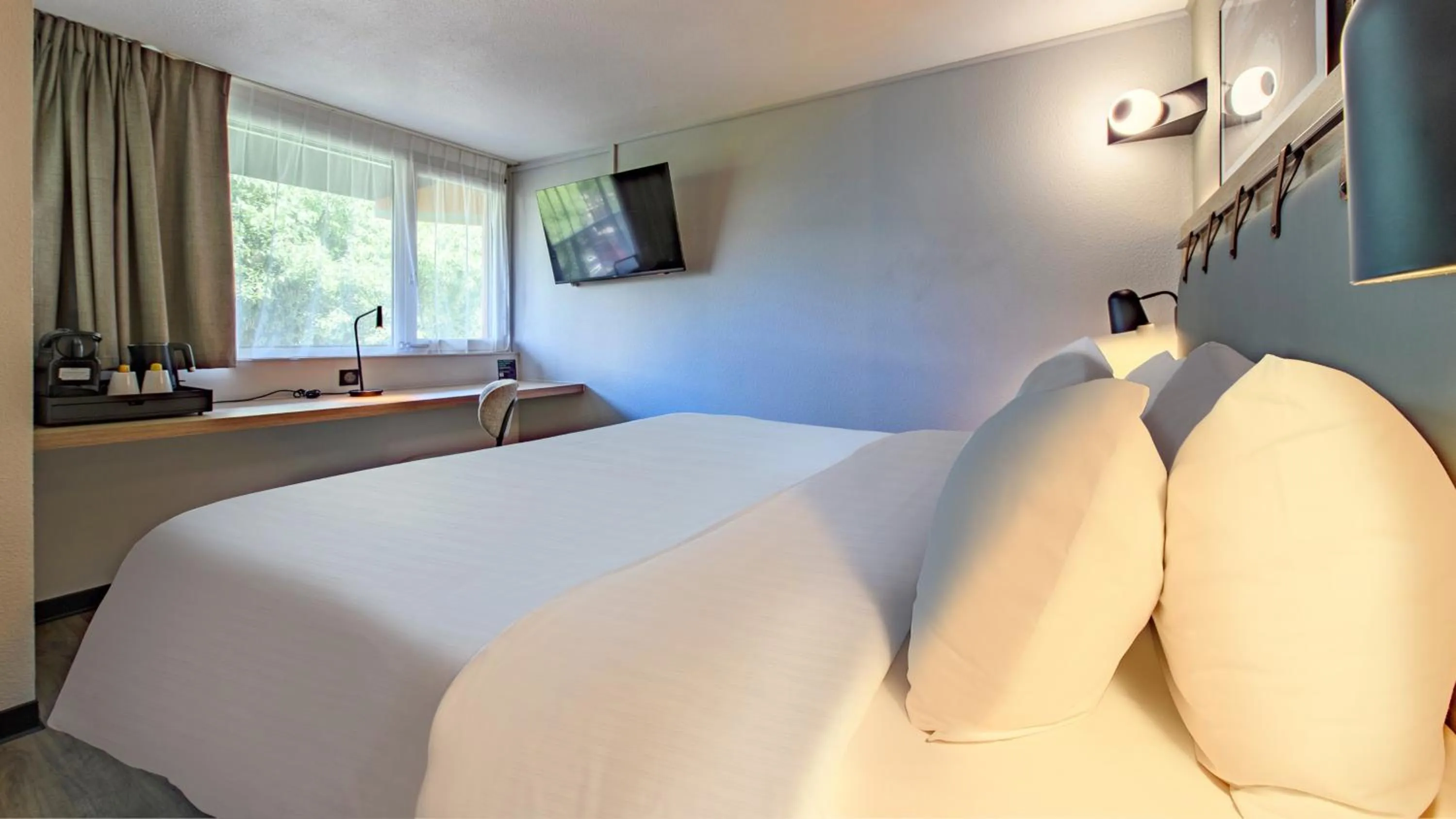 Bedroom, Bed in Campanile PRIME - Nîmes Centre