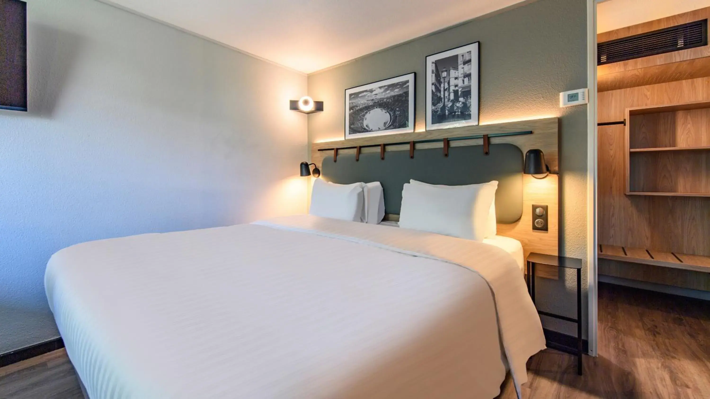 Superior Room - 1 King Bed in Campanile PRIME - Nîmes Centre Superior Room - 1 King Bed in Campanile PRIME - Nîmes Centre