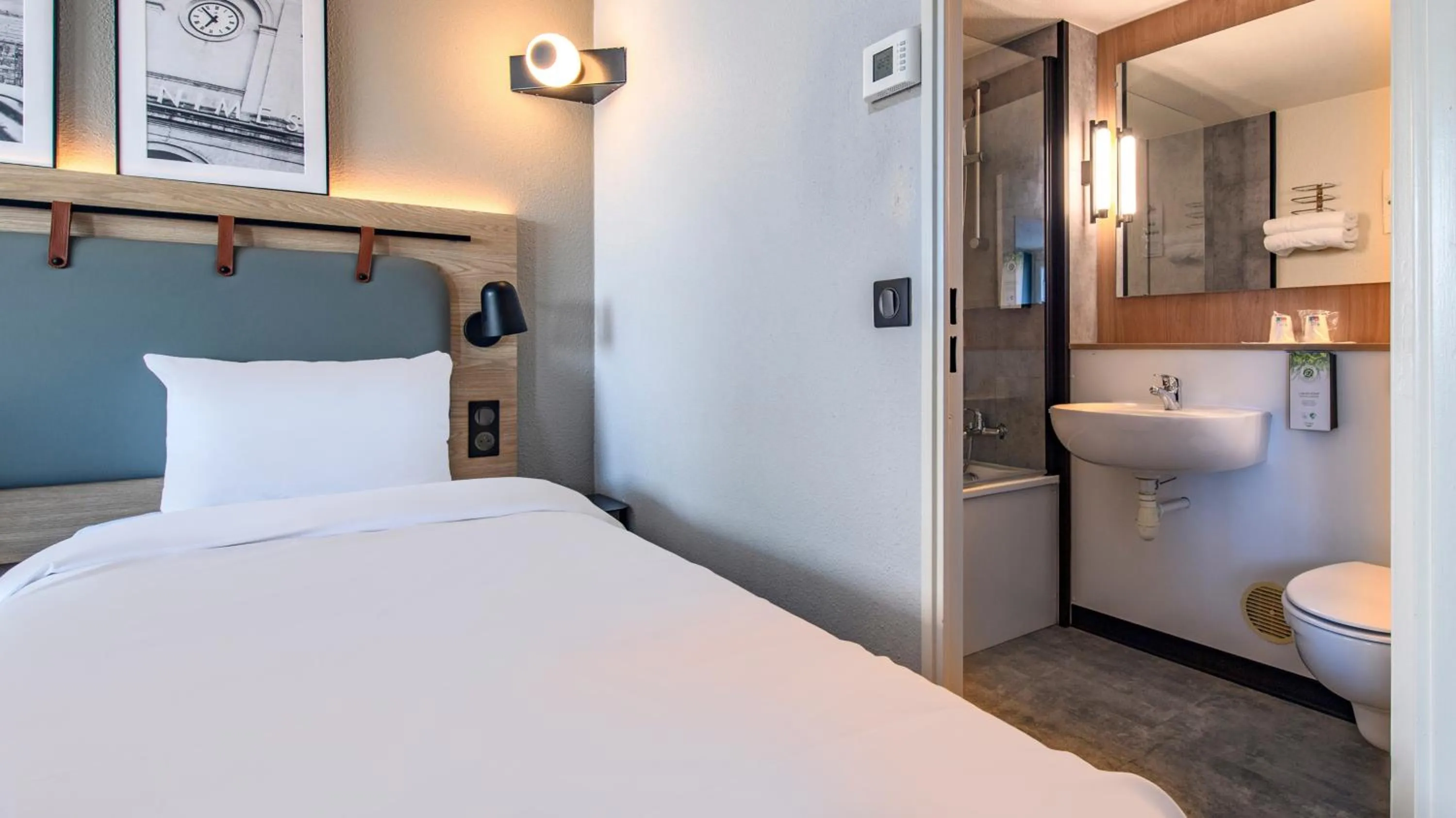 Bedroom, Bed in Campanile PRIME - Nîmes Centre