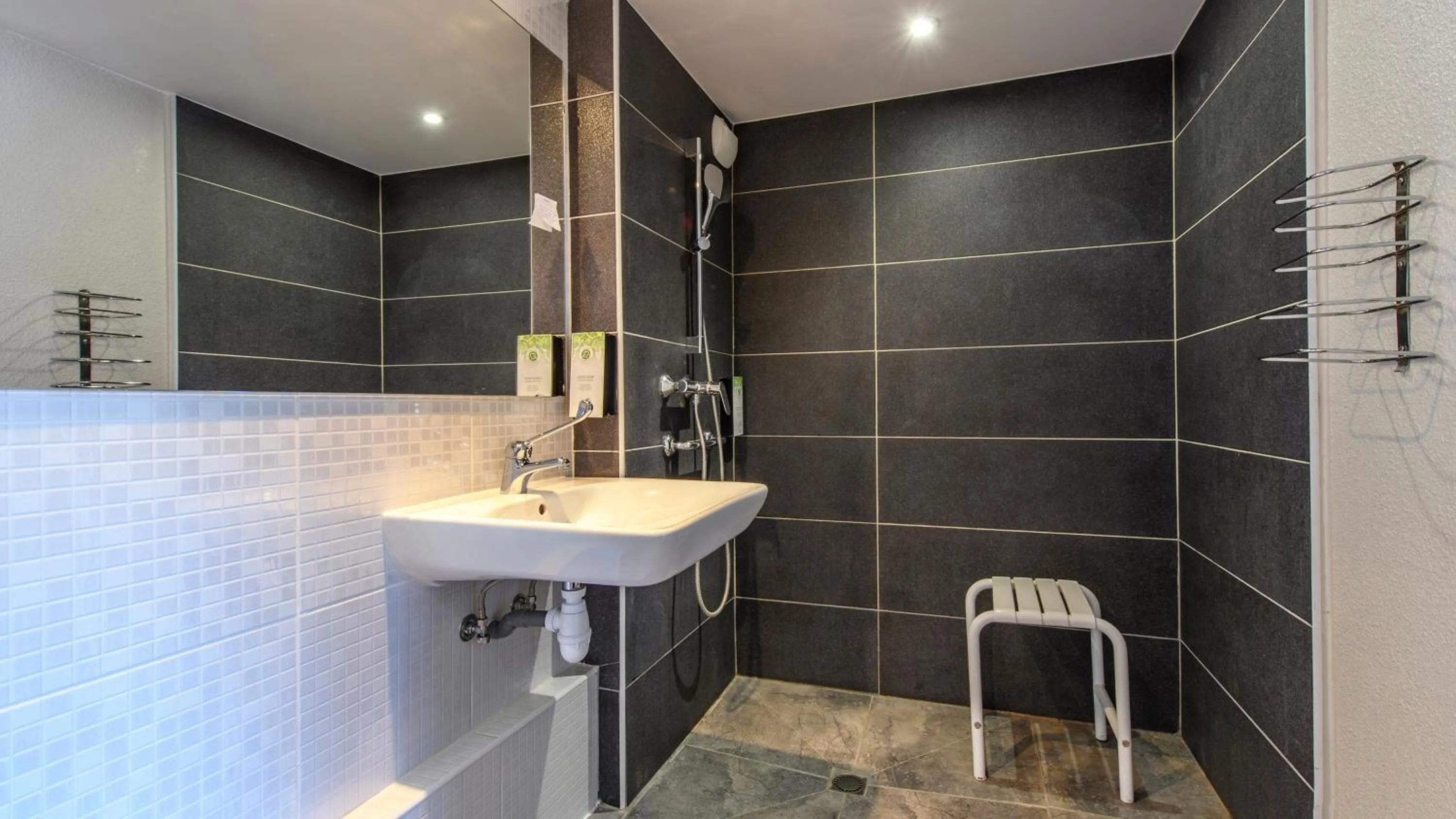 Shower in Campanile PRIME - Nîmes Centre