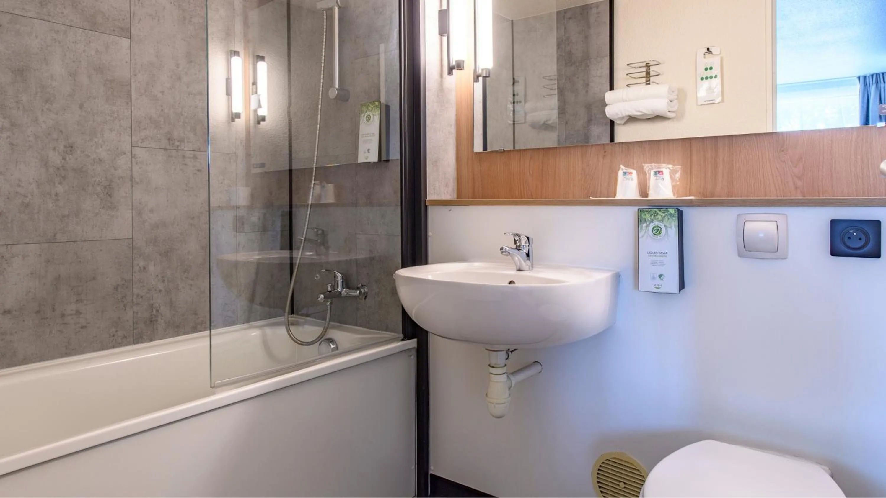 Bathroom in Campanile PRIME - Nîmes Centre