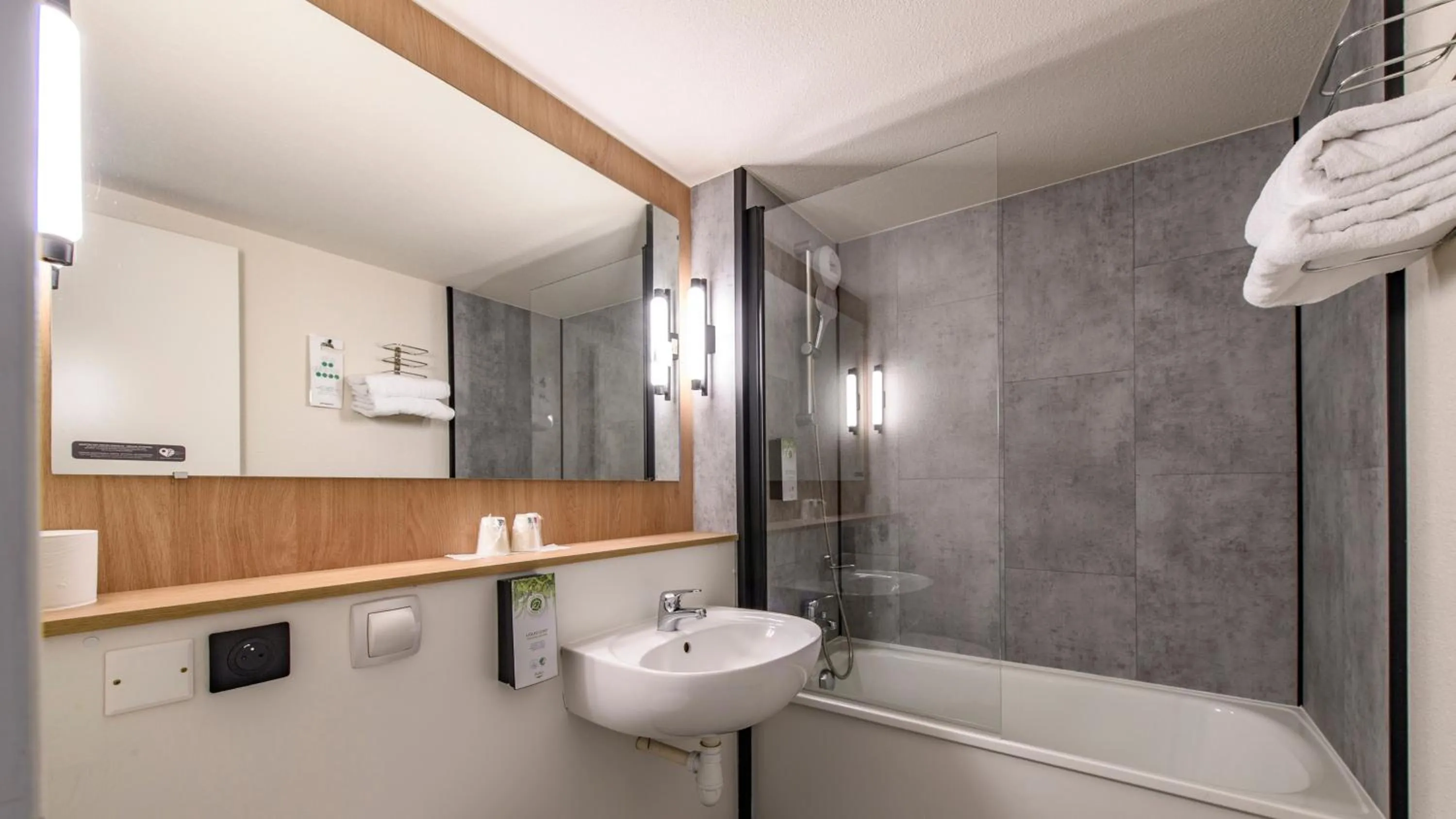 Bathroom in Campanile PRIME - Nîmes Centre