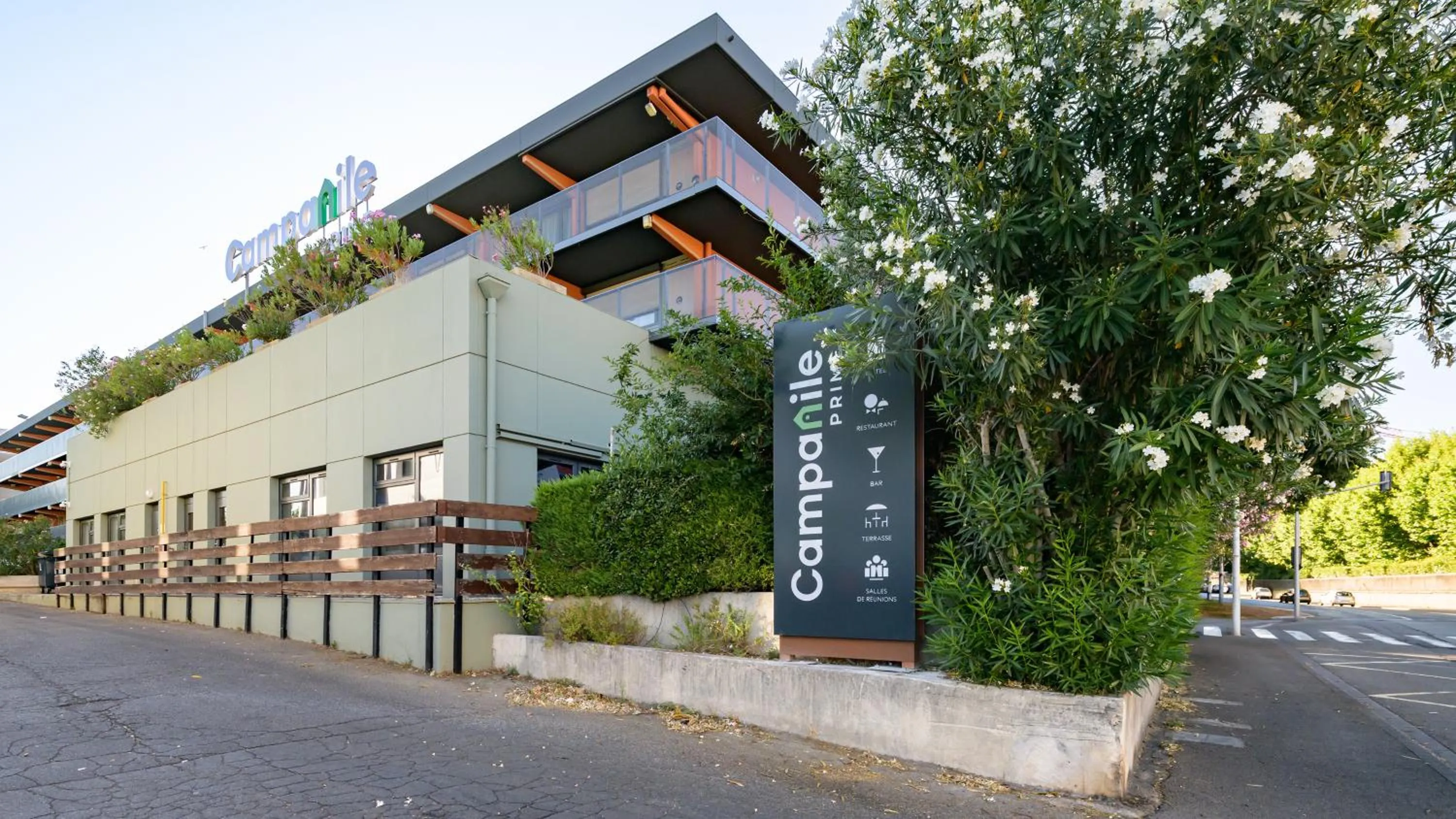 Facade/entrance in Campanile PRIME - Nîmes Centre