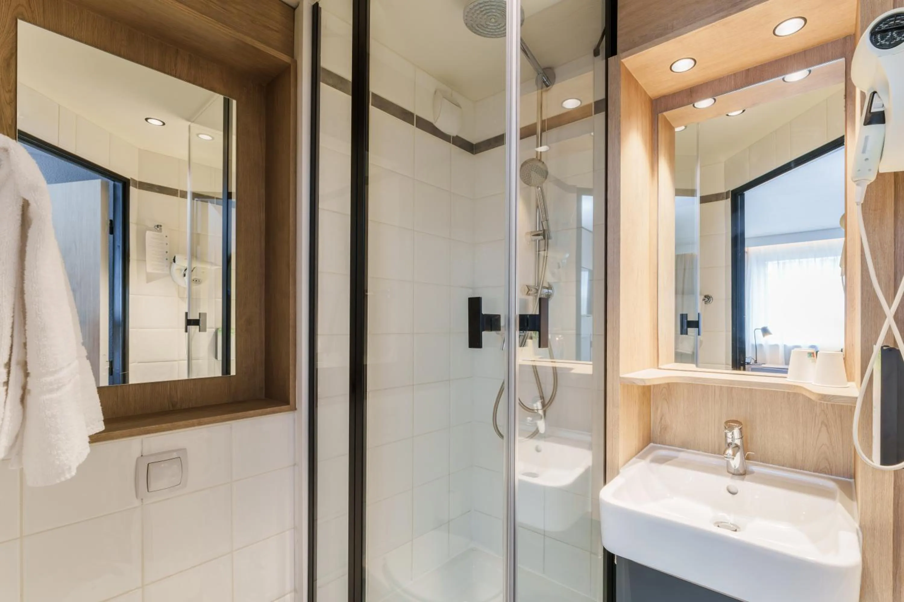 Bathroom in Campanile PRIME - Paris Ouest Boulogne