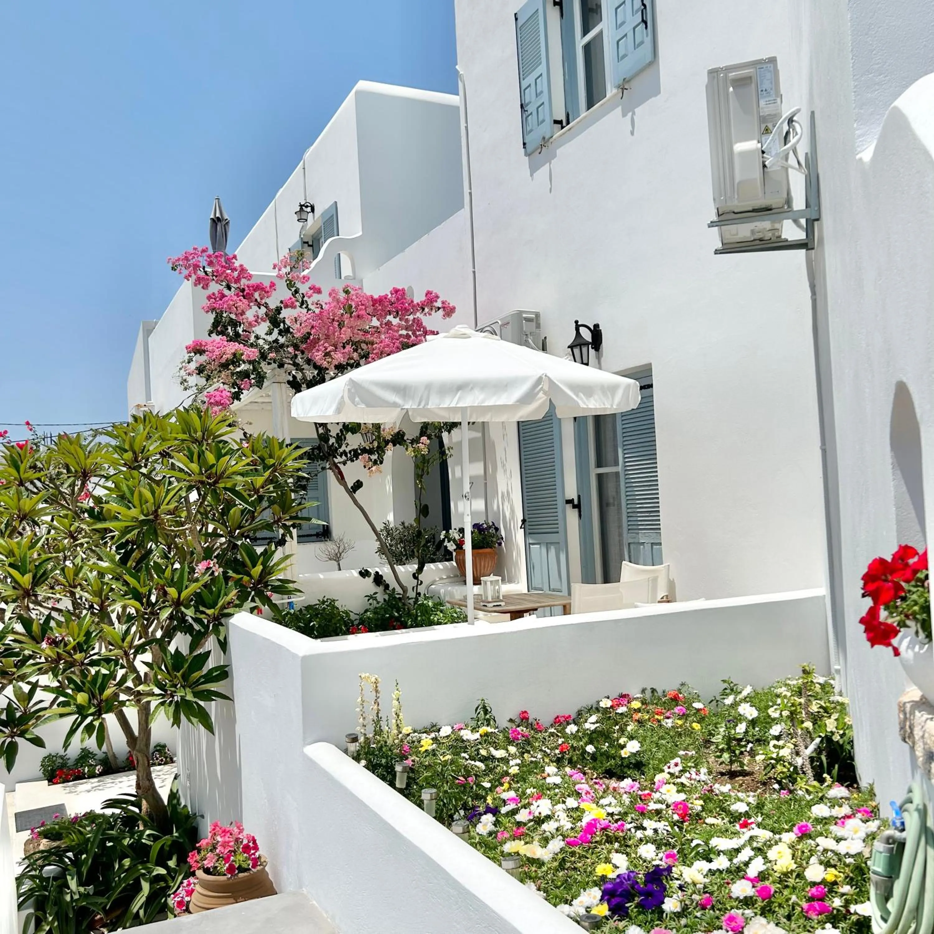 Garden view in Anita Rooms & Suites Milos
