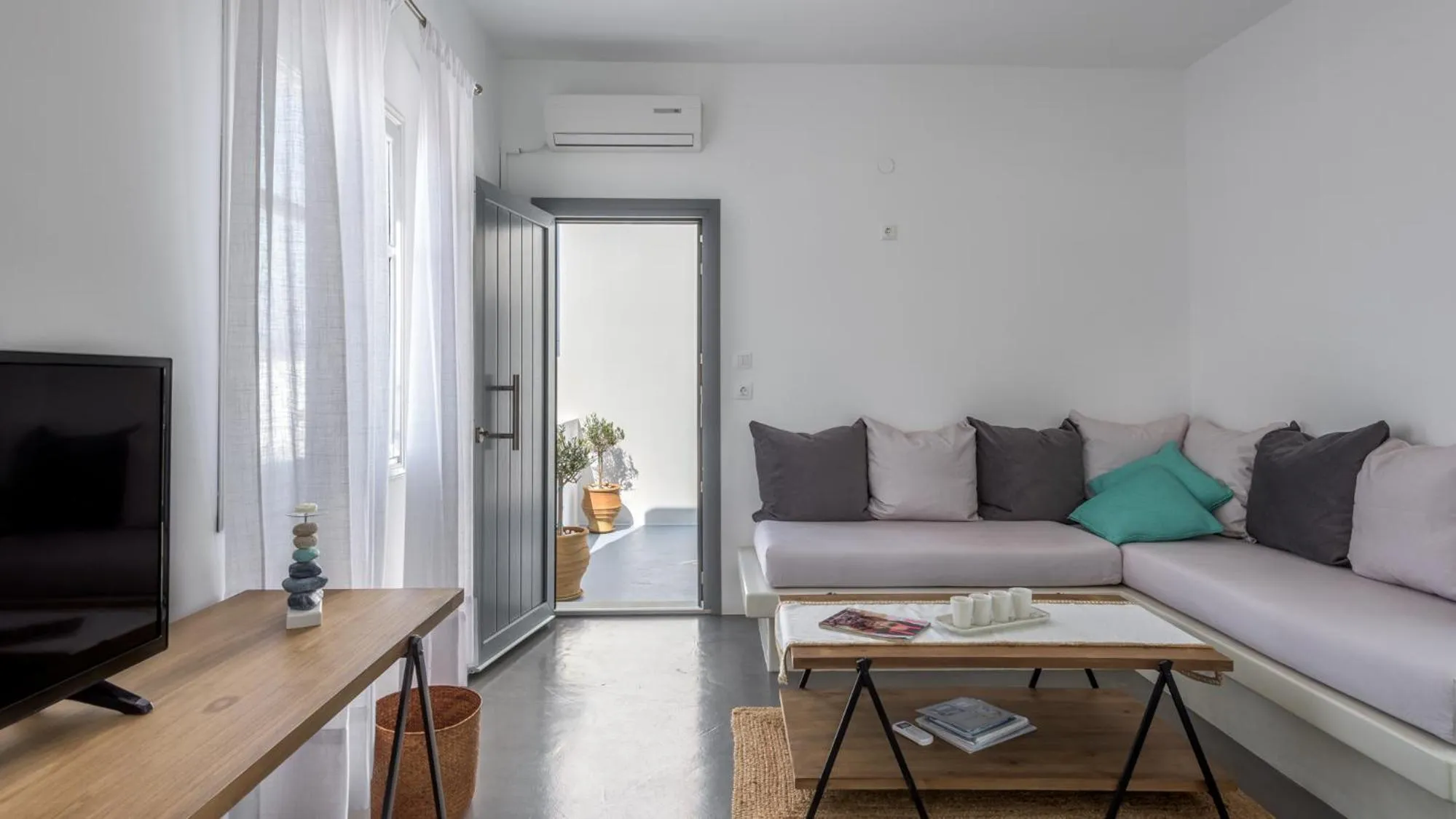 Living room in Anita Rooms & Suites Milos