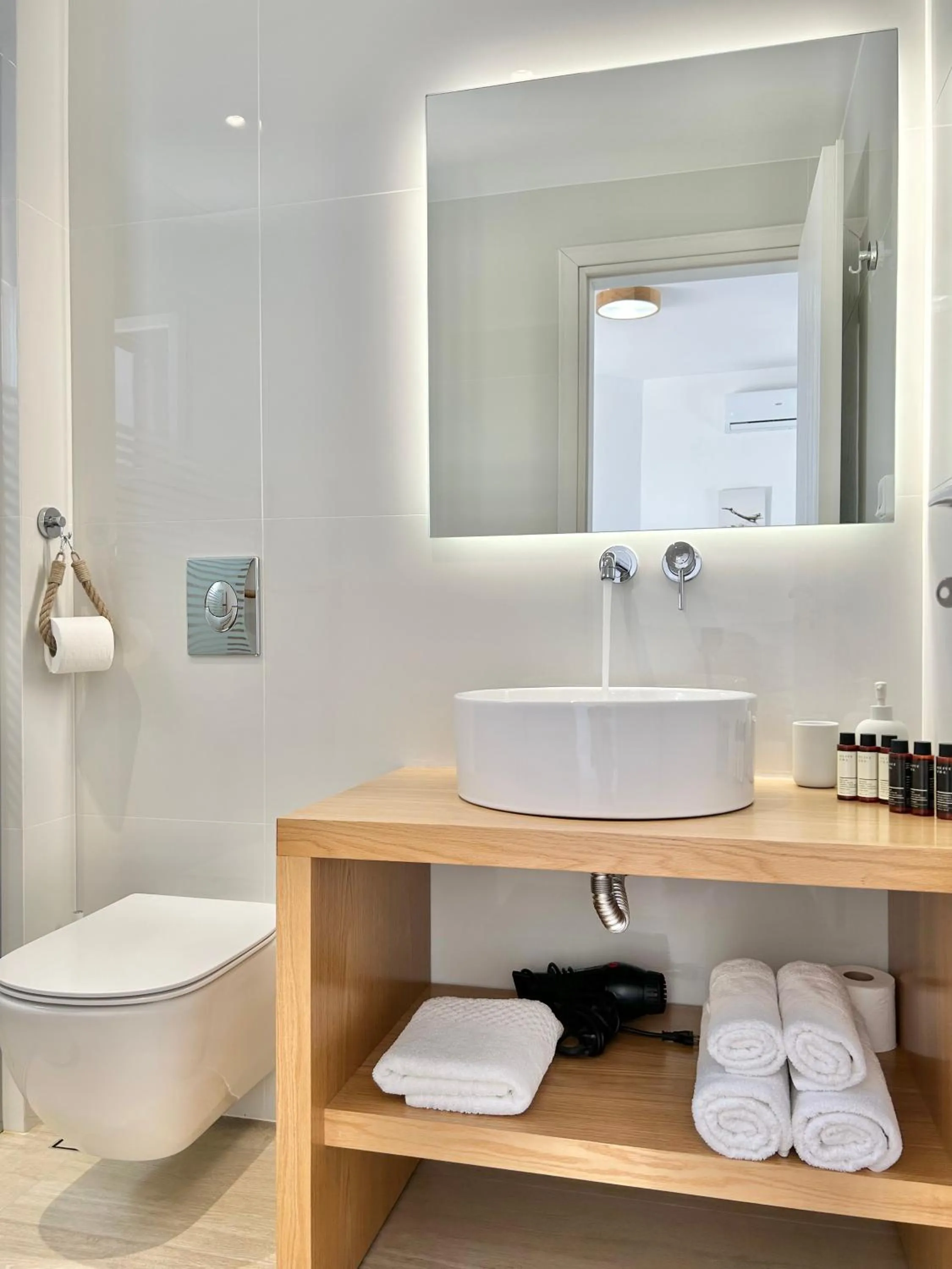 Toilet in Anita Rooms & Suites Milos